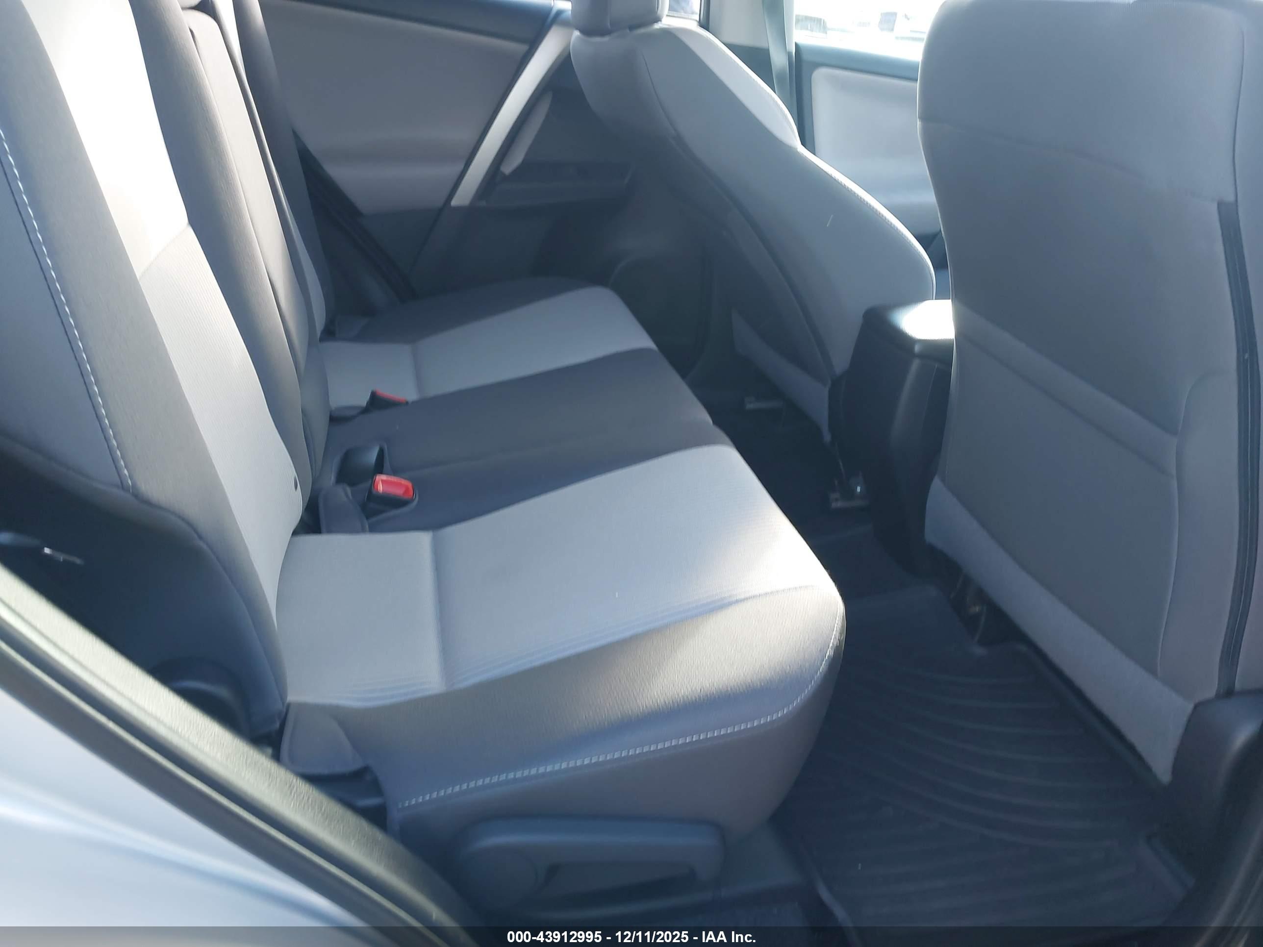 TOYOTA RAV4 image 8
