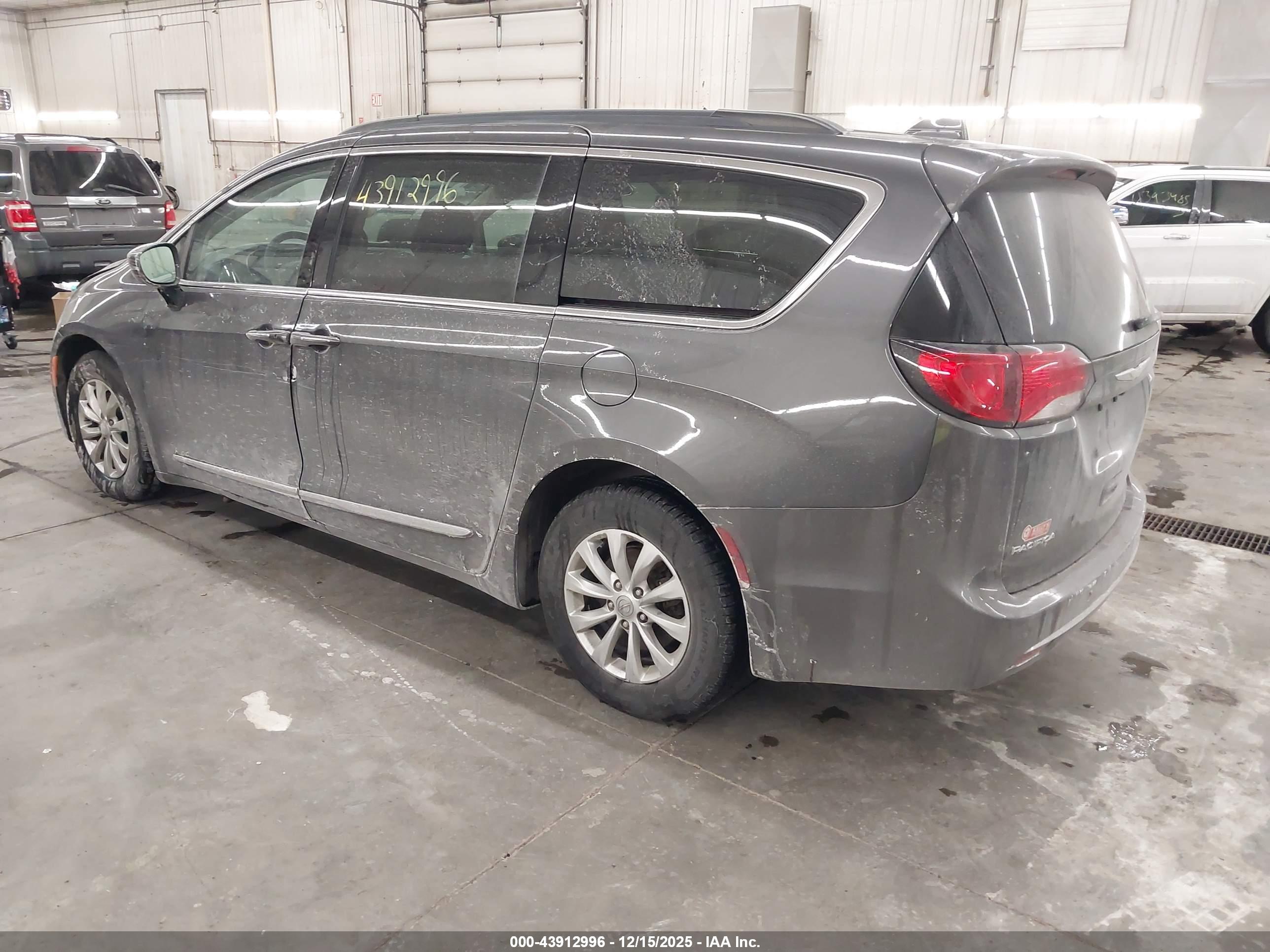 CHRYSLER PACIFICA image 3