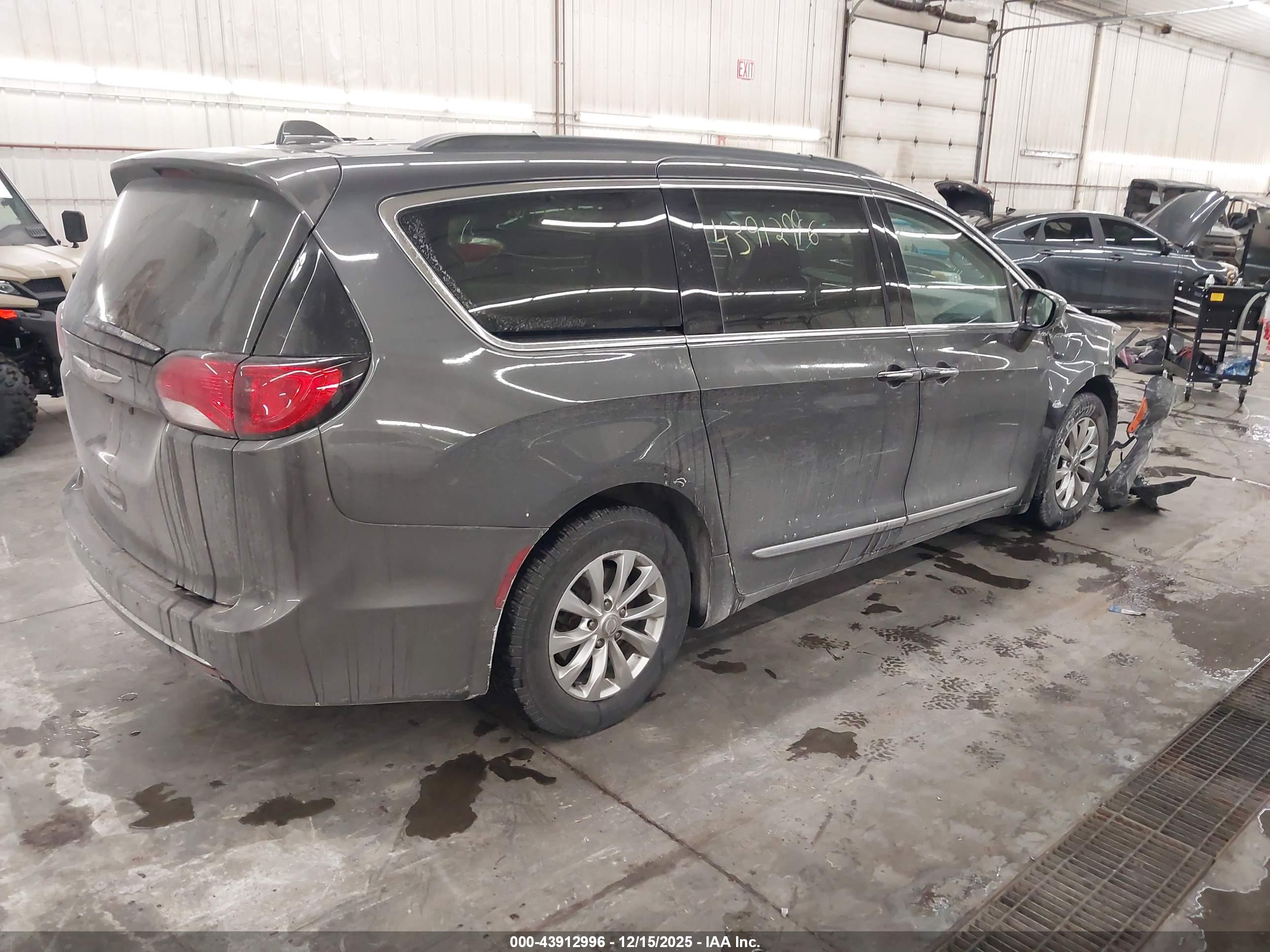 CHRYSLER PACIFICA image 4