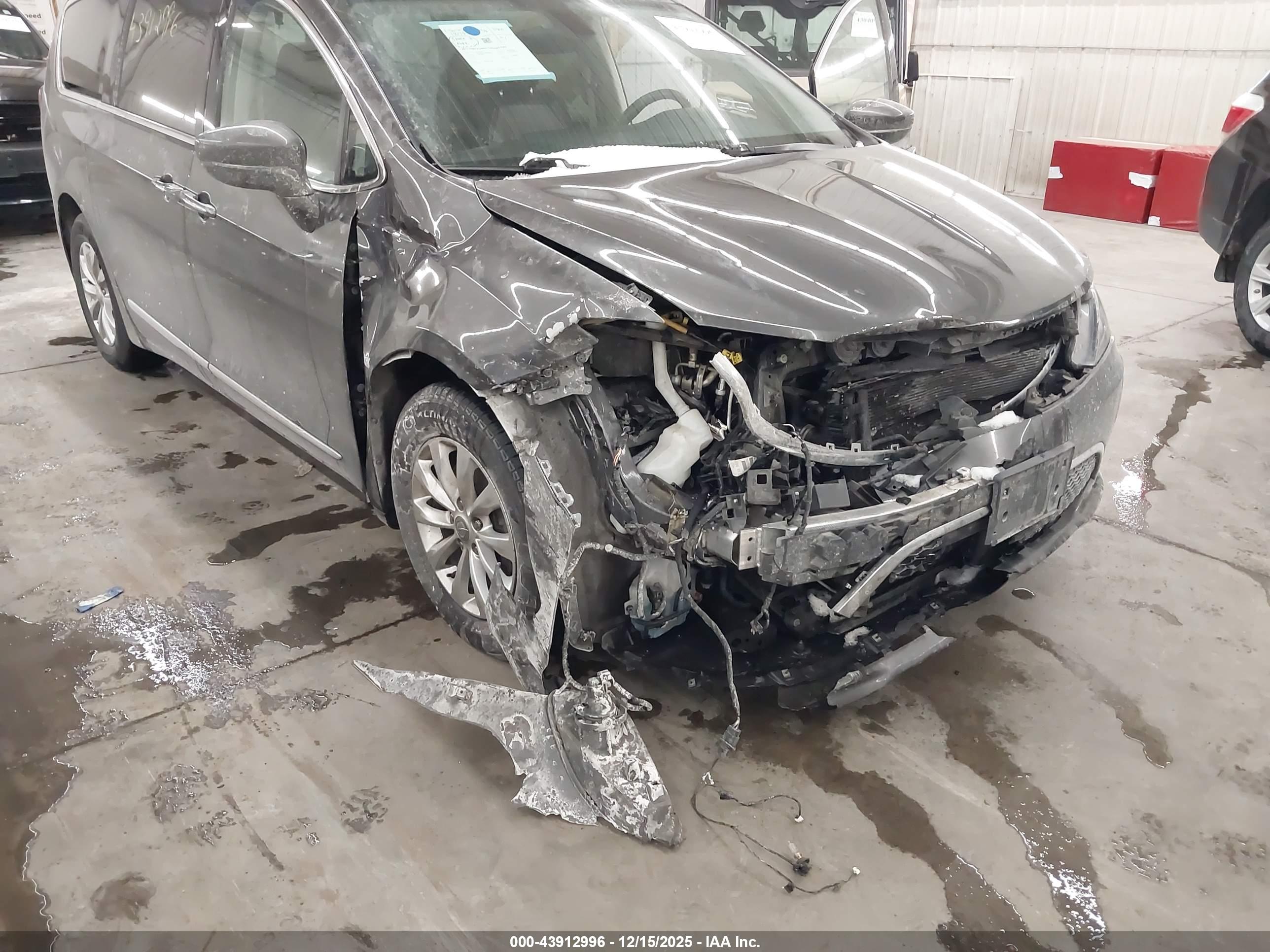 CHRYSLER PACIFICA image 6