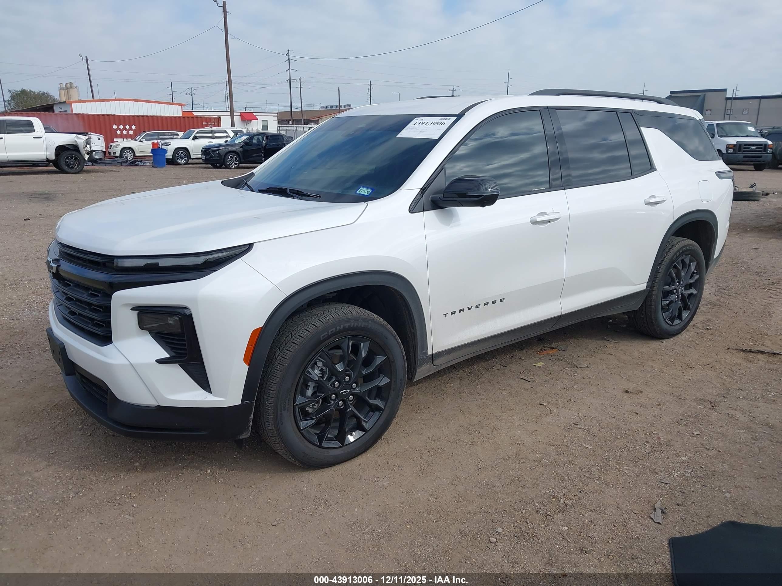CHEVROLET TRAVERSE image 2