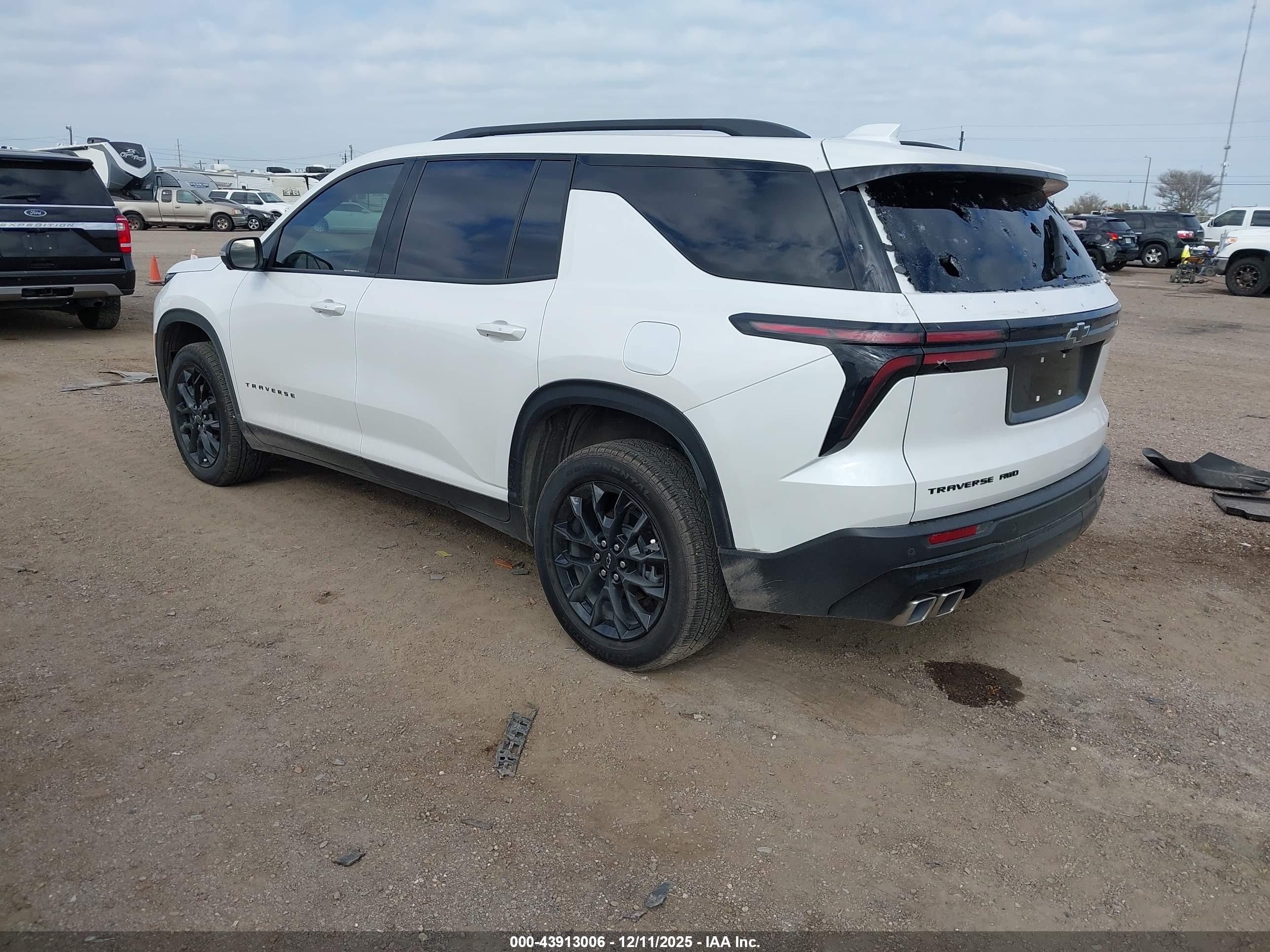 CHEVROLET TRAVERSE image 3