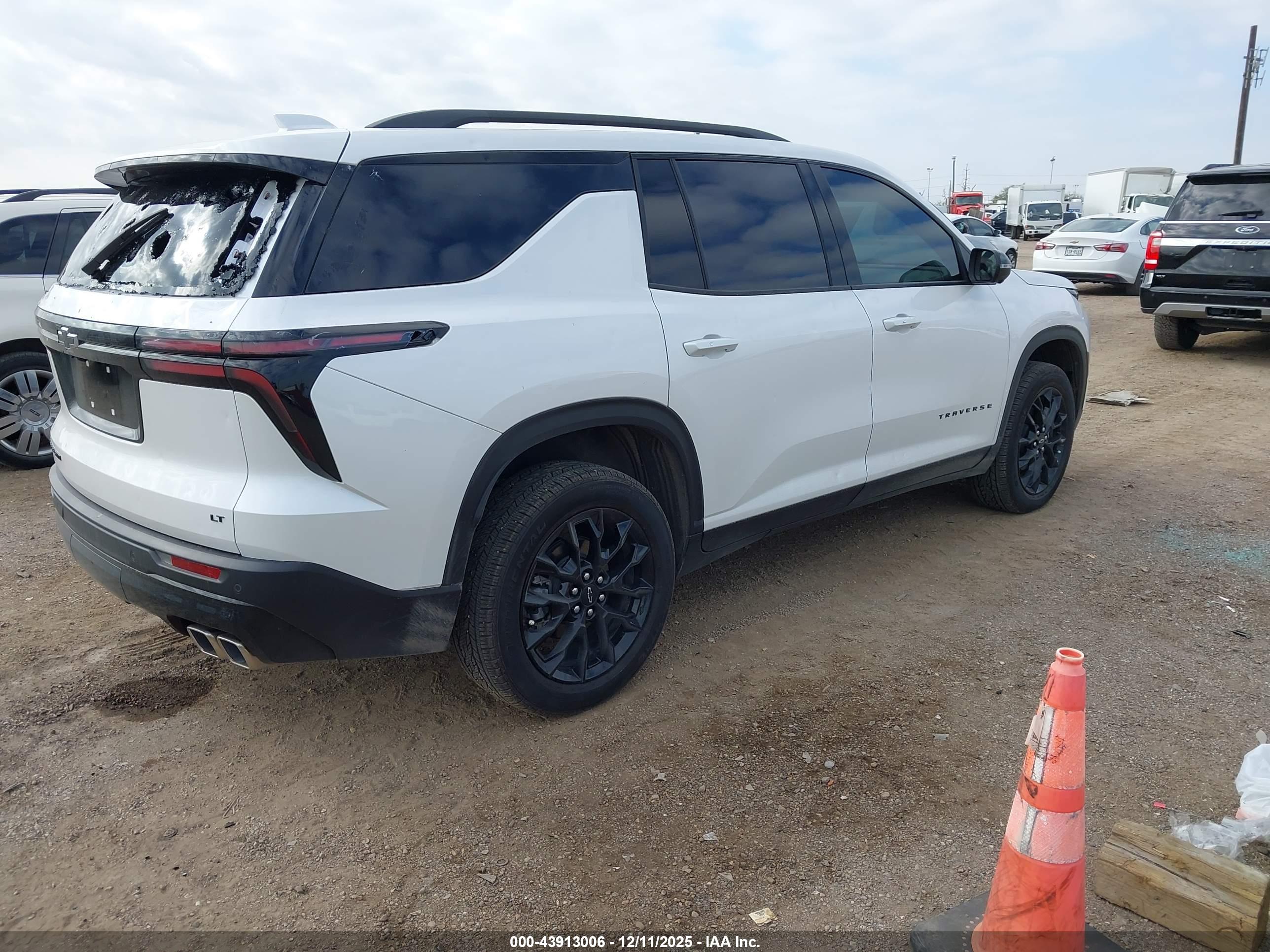 CHEVROLET TRAVERSE image 4
