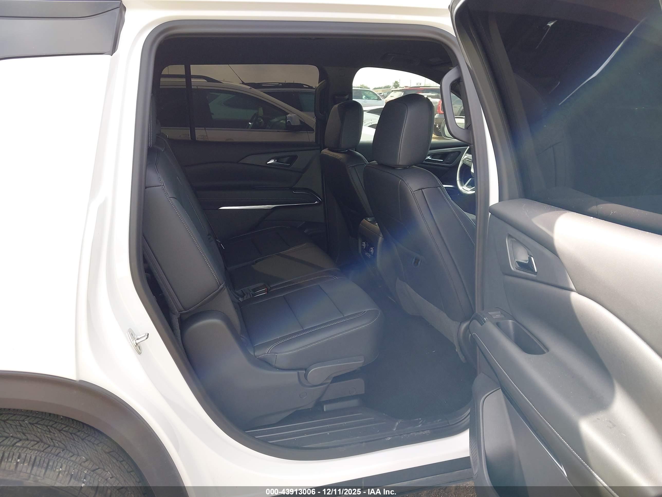 CHEVROLET TRAVERSE image 8