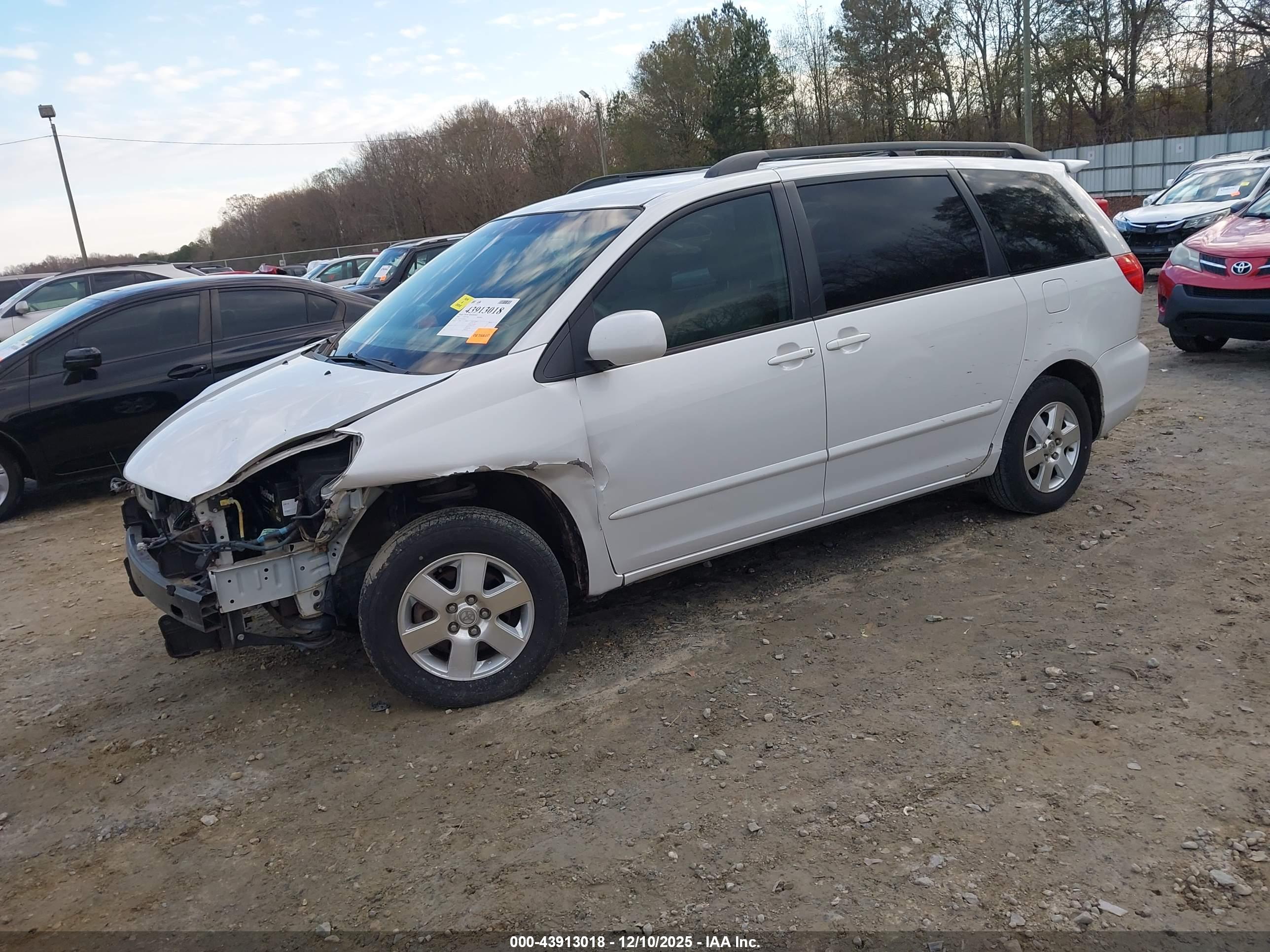 TOYOTA SIENNA image 2