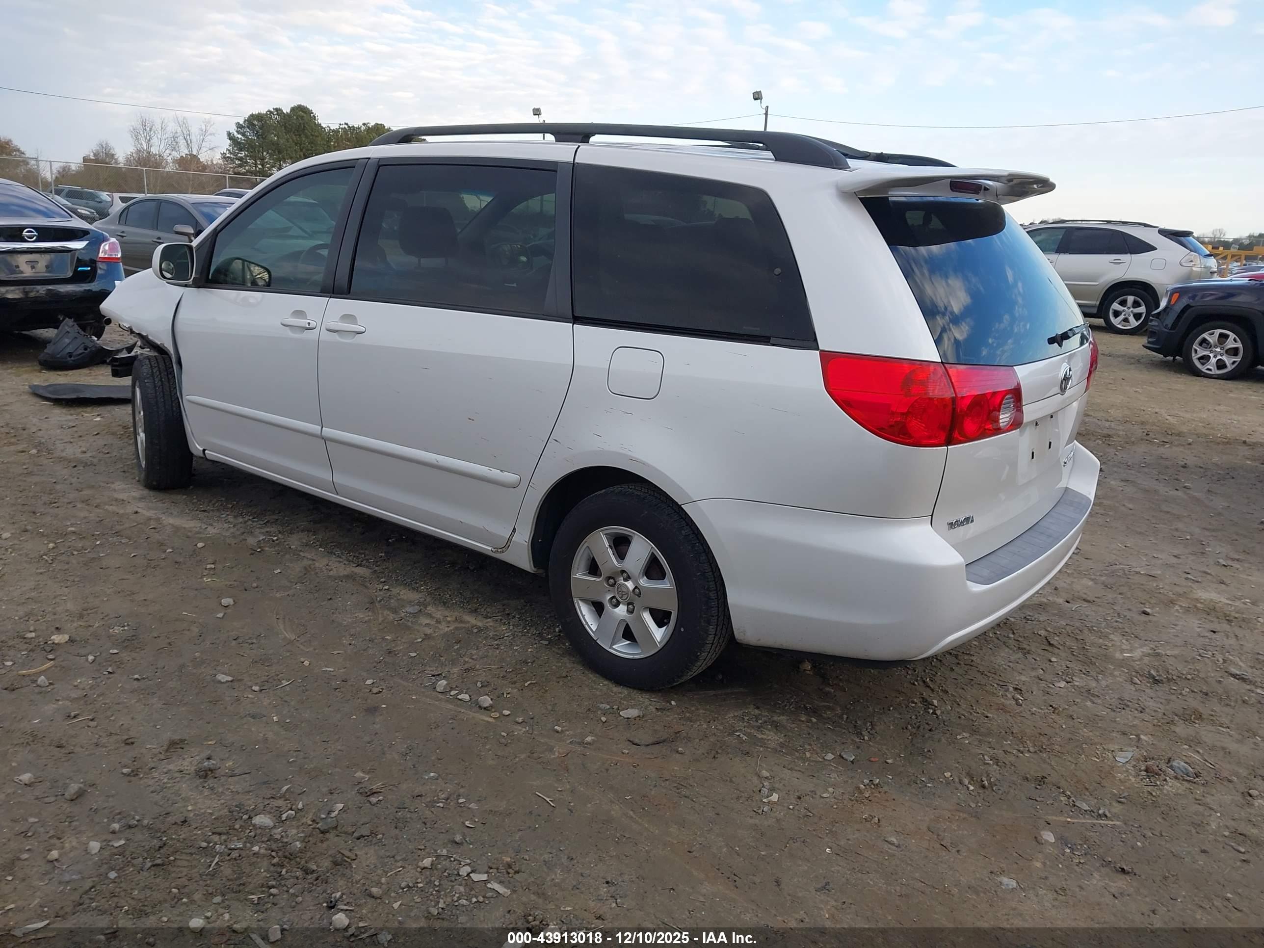 TOYOTA SIENNA image 3