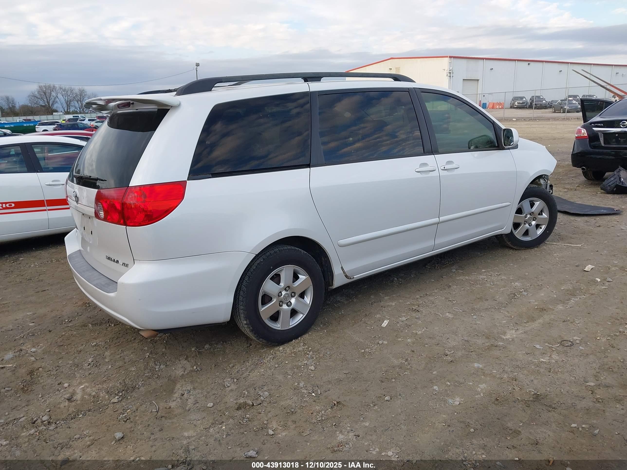 TOYOTA SIENNA image 4