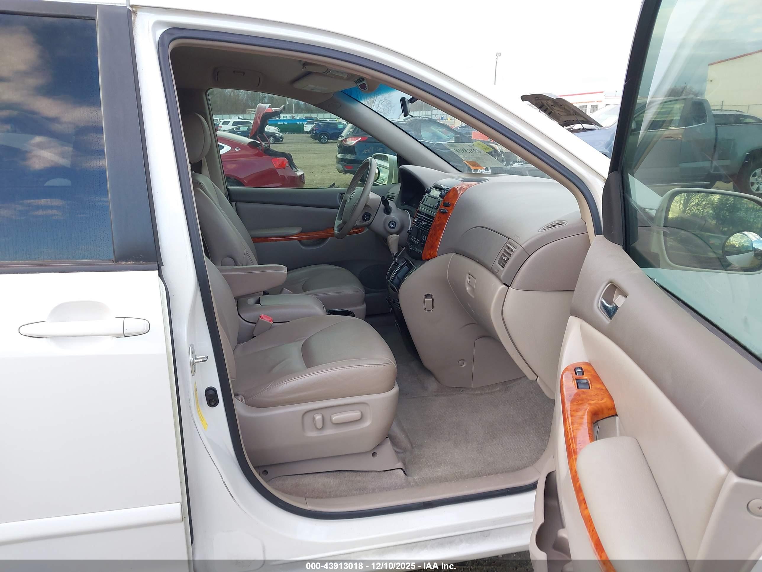 TOYOTA SIENNA image 5