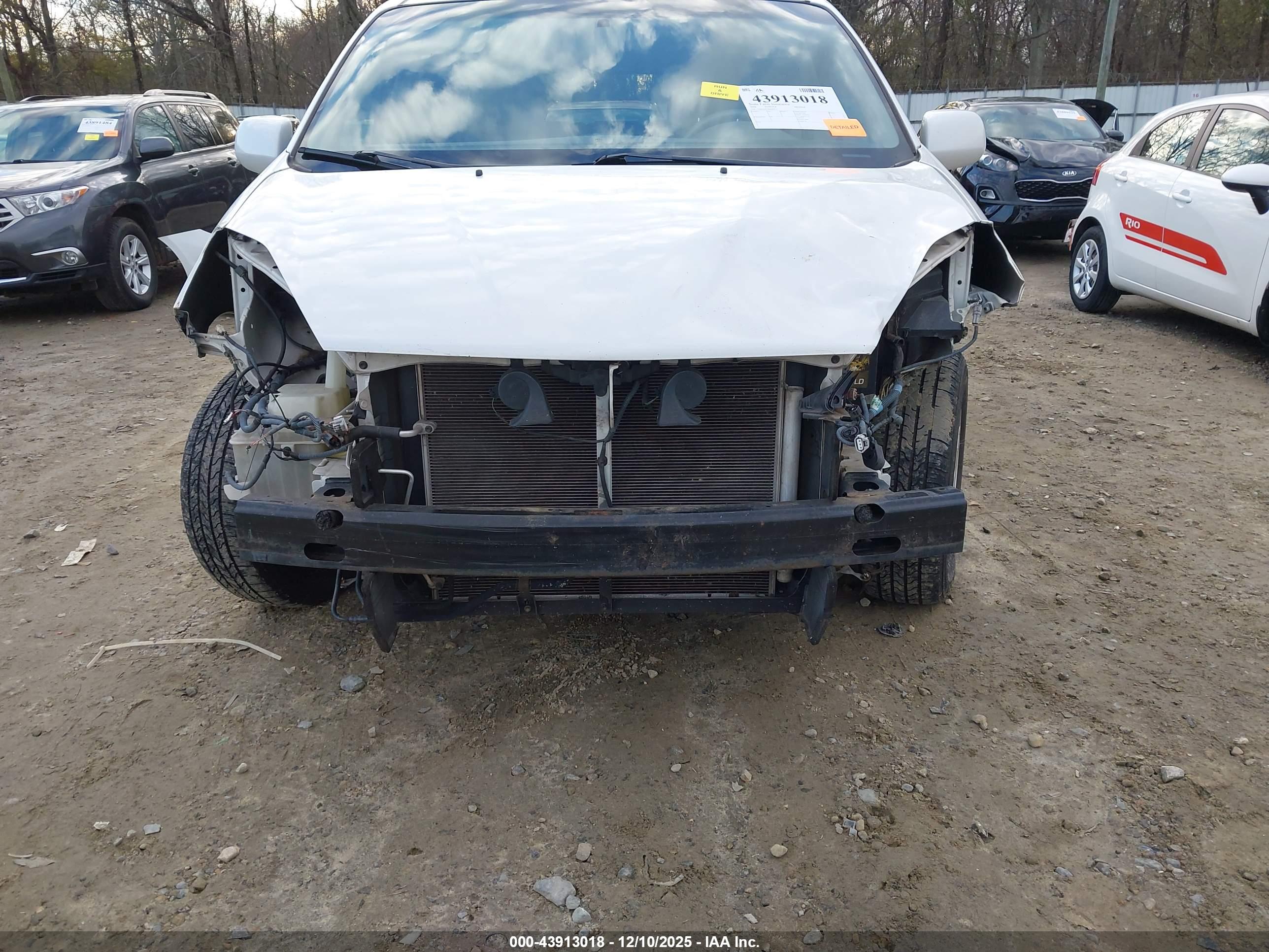 TOYOTA SIENNA image 6