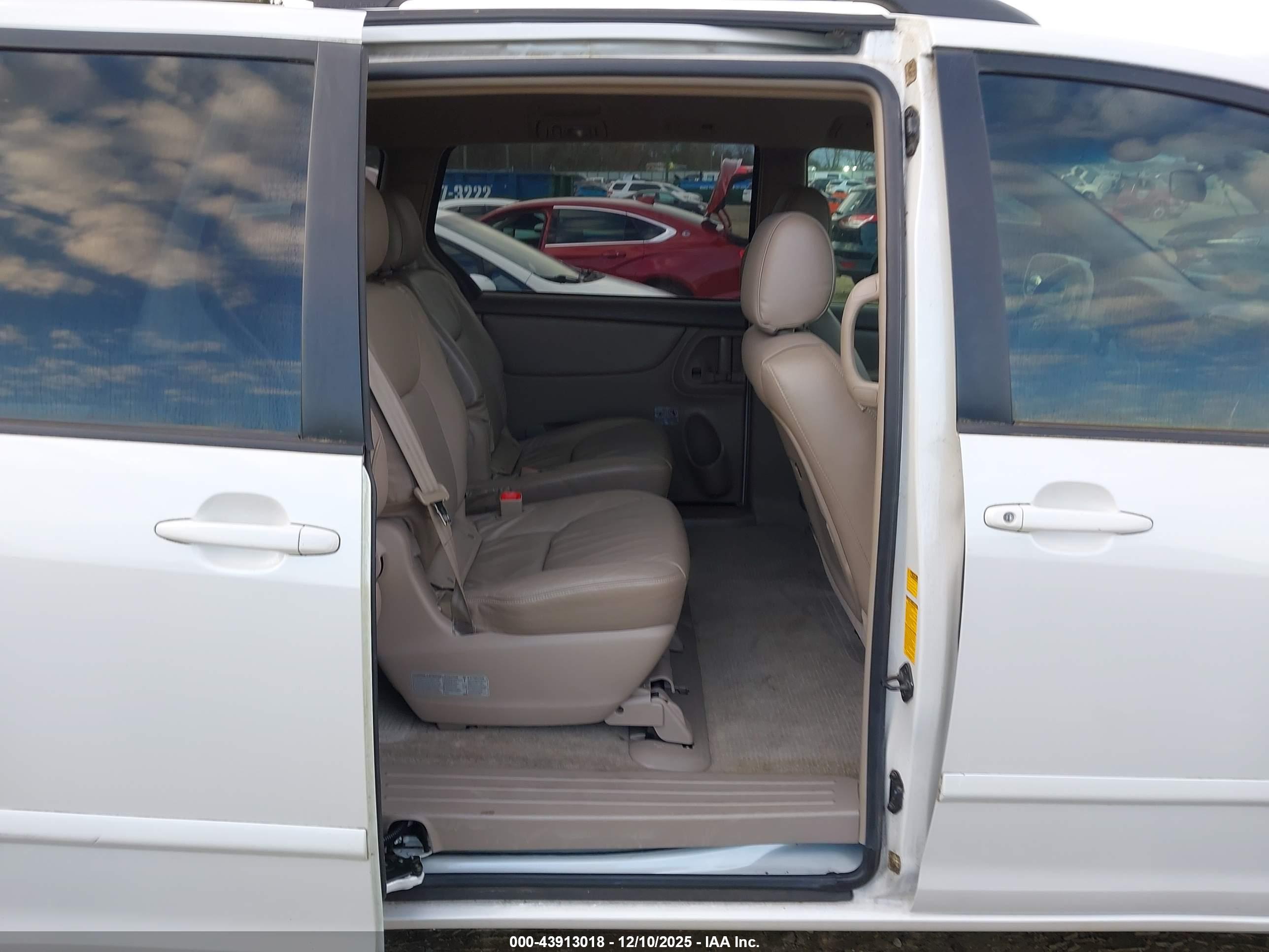 TOYOTA SIENNA image 8
