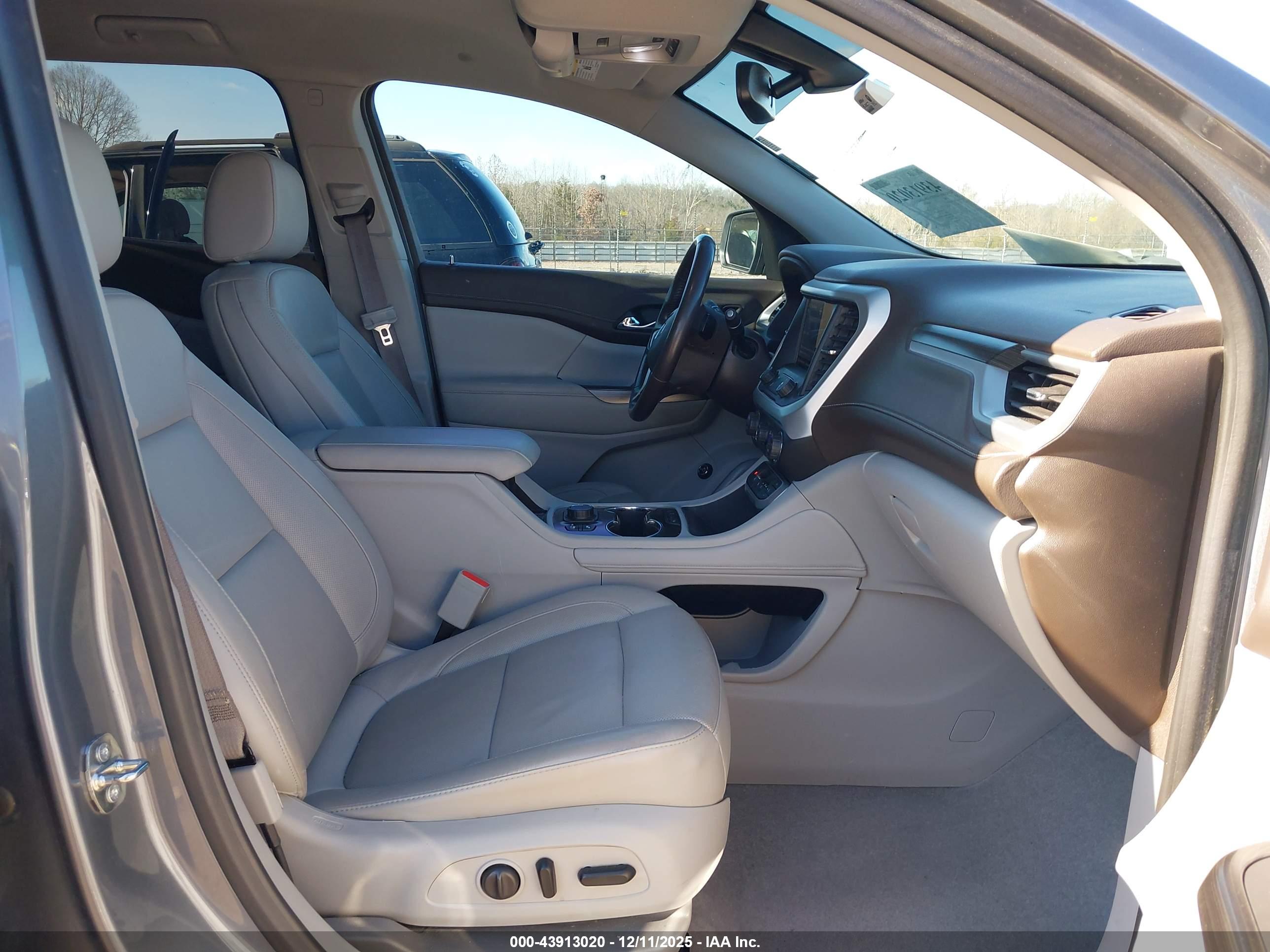 GMC ACADIA image 5