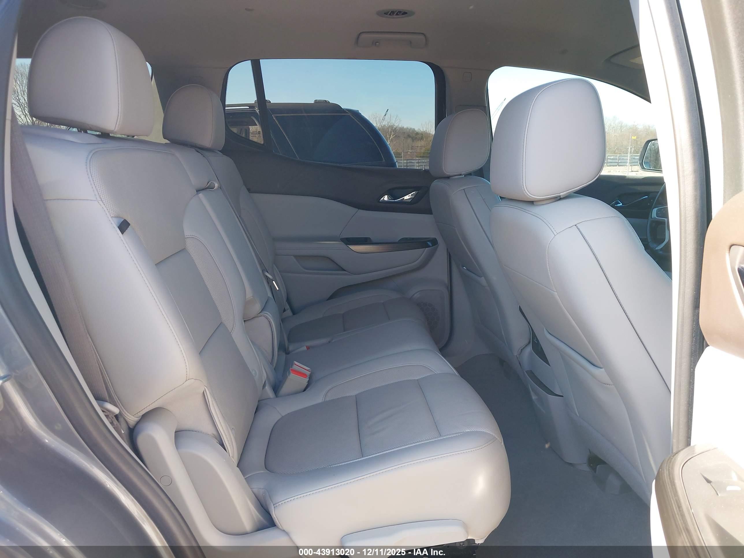 GMC ACADIA image 8