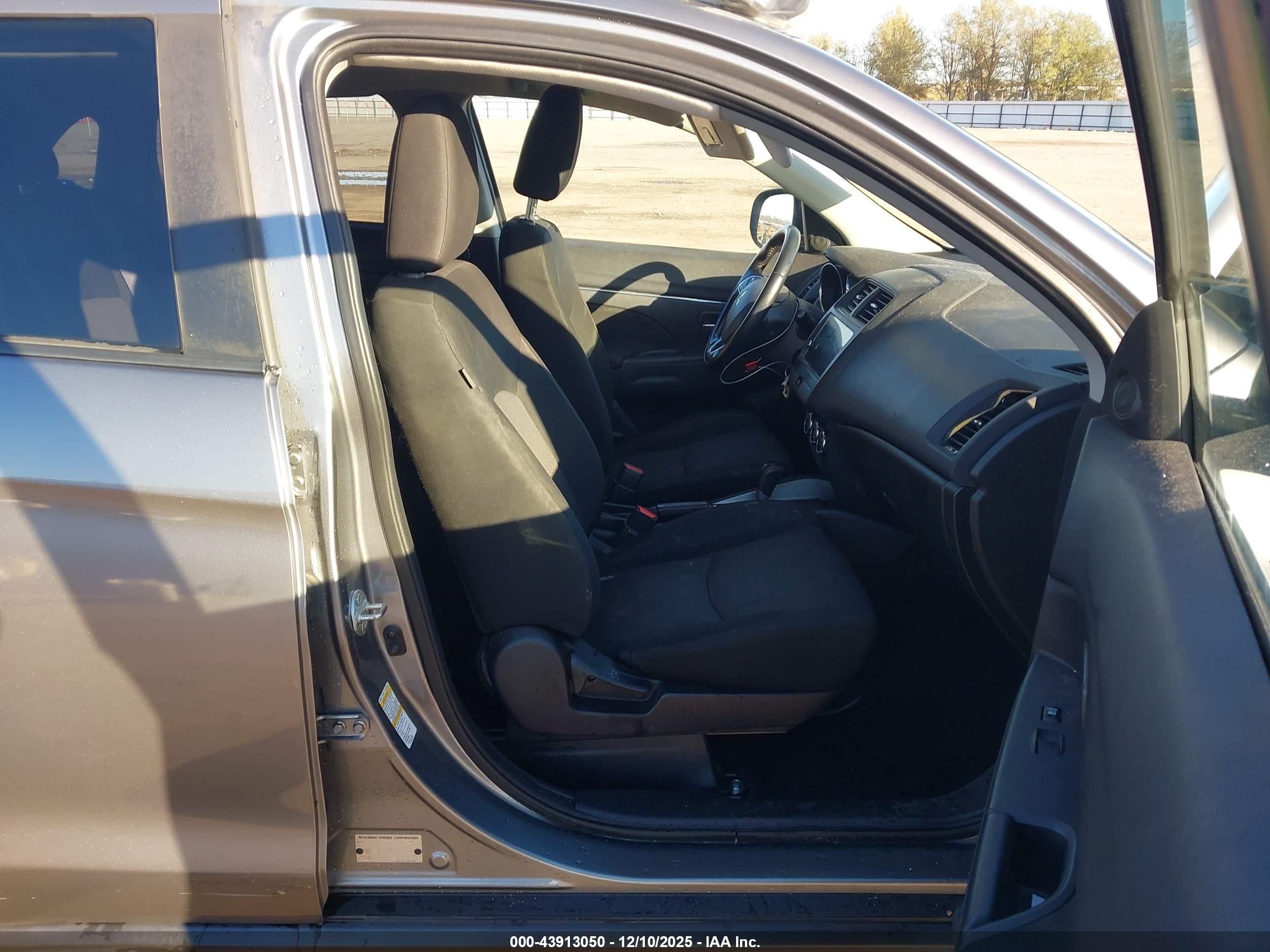 MITSUBISHI OUTLANDER image 5