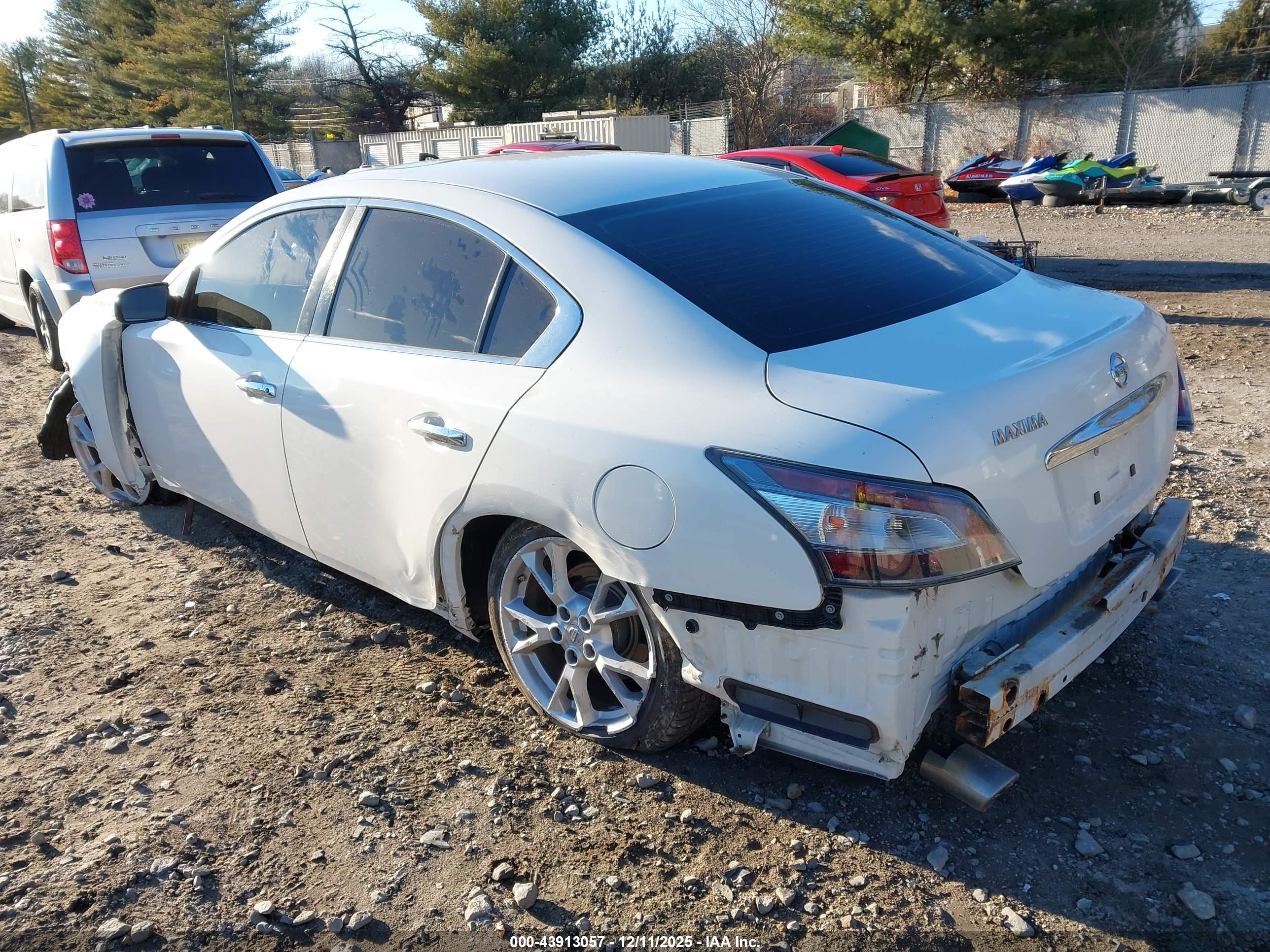 NISSAN MAXIMA image 3