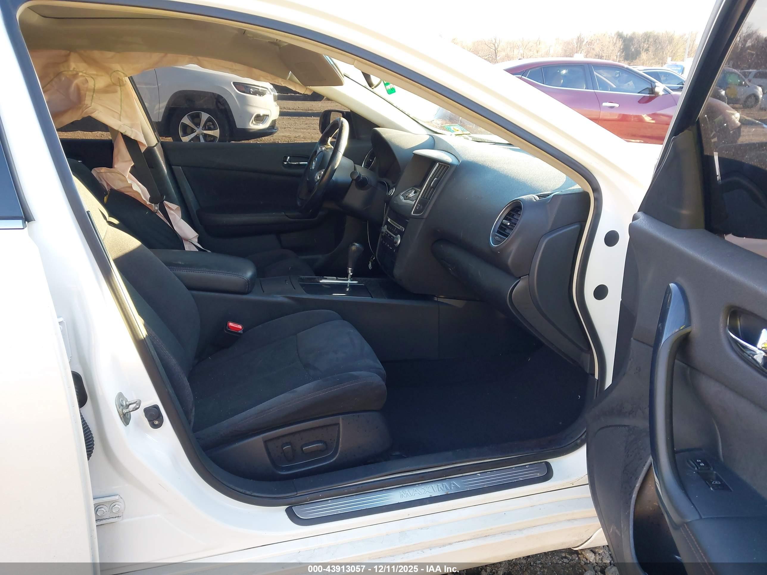 NISSAN MAXIMA image 5