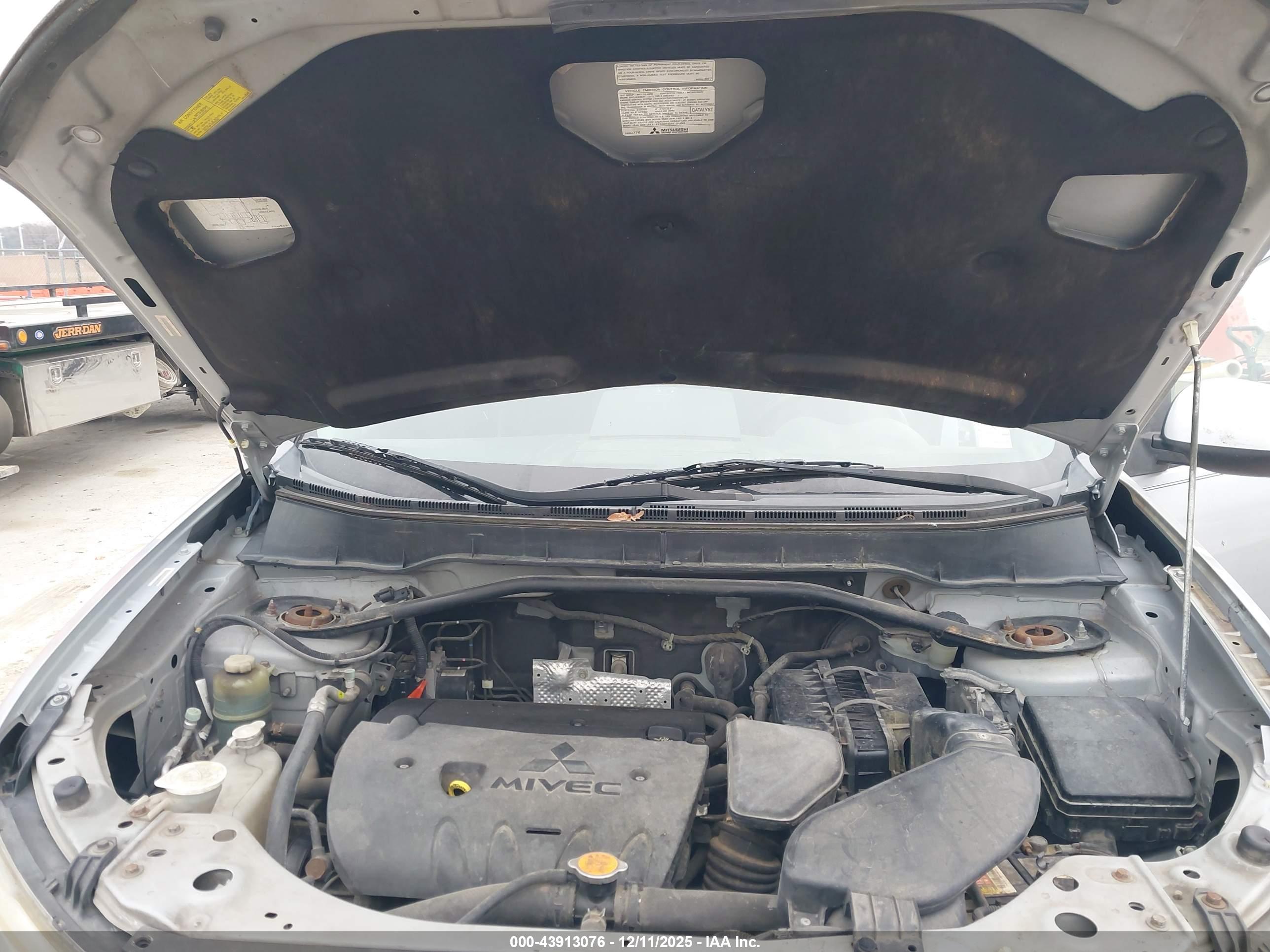 MITSUBISHI OUTLANDER image 10