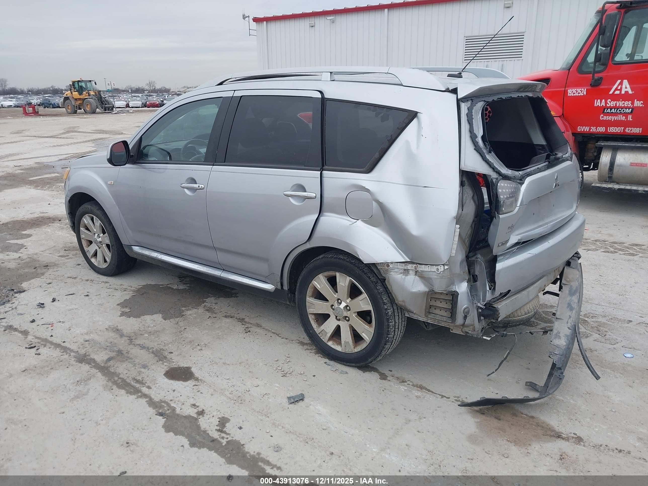 MITSUBISHI OUTLANDER image 3