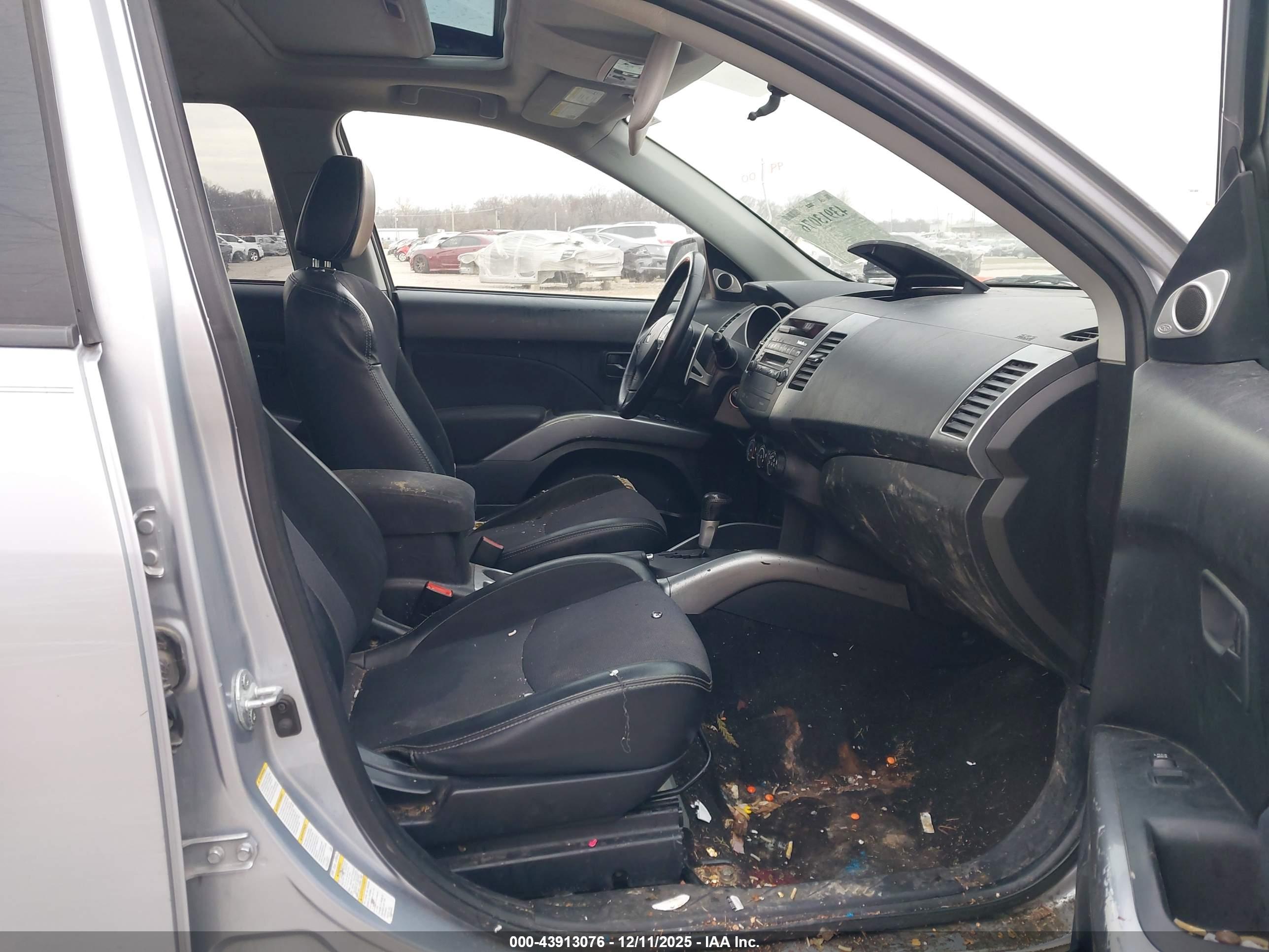 MITSUBISHI OUTLANDER image 5