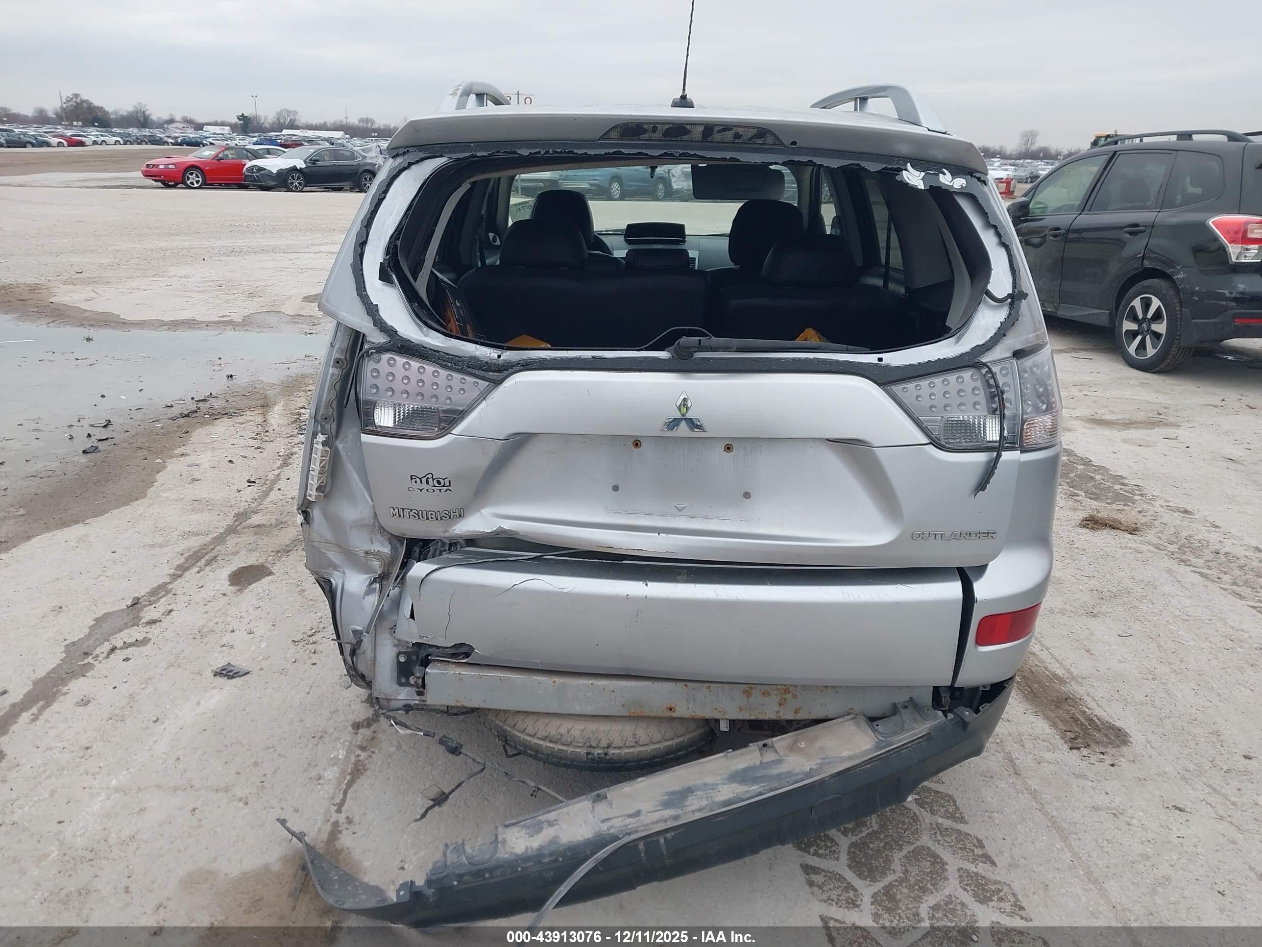 MITSUBISHI OUTLANDER image 6
