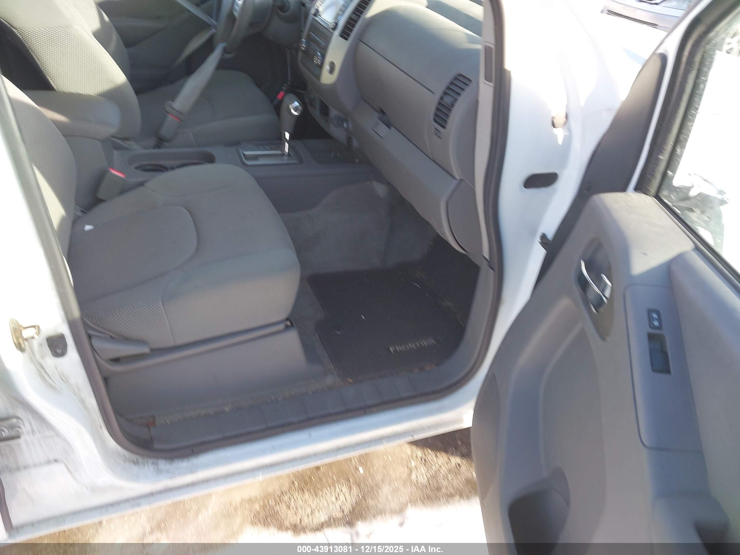 NISSAN FRONTIER image 5