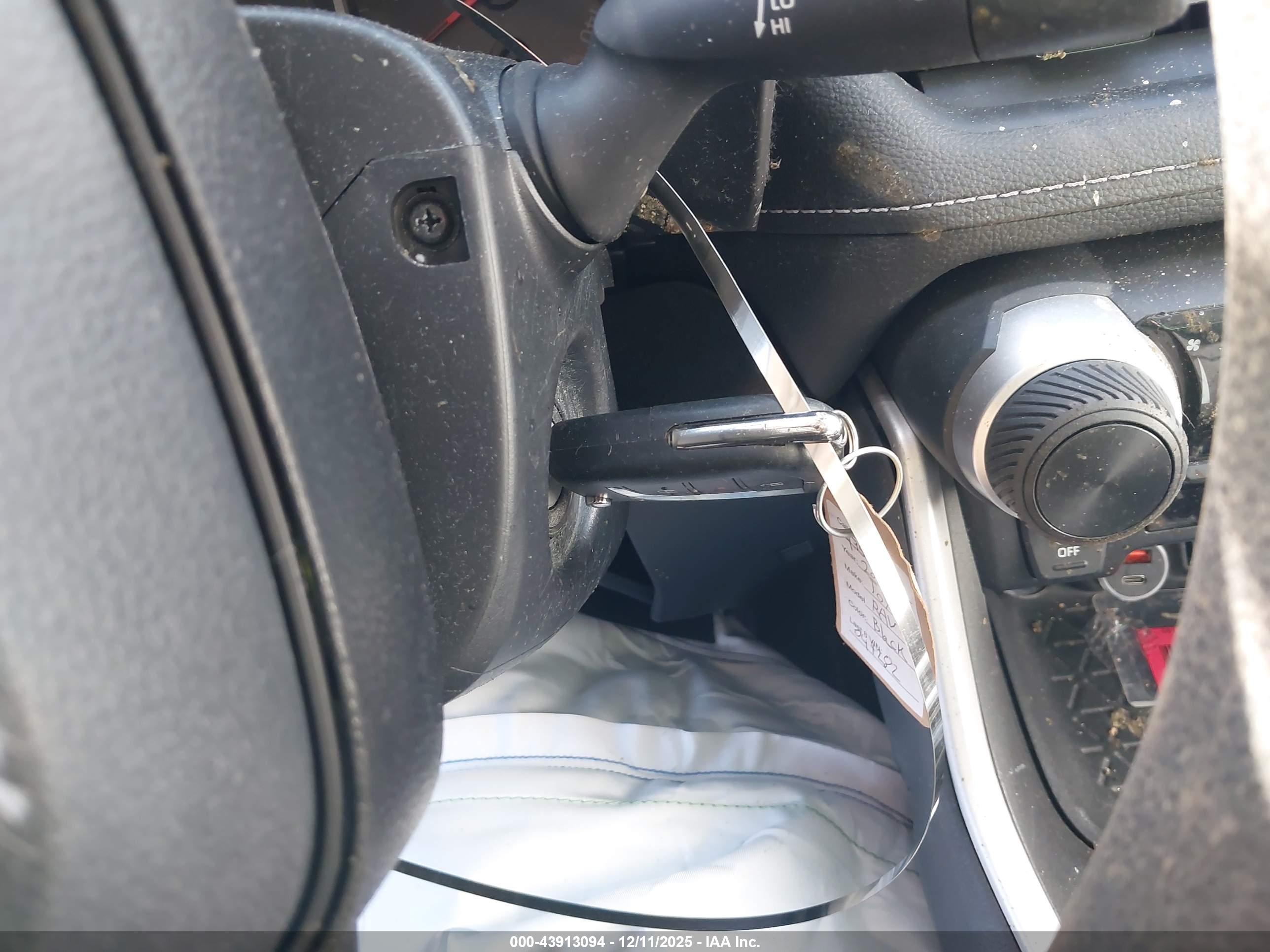 TOYOTA RAV4 image 11