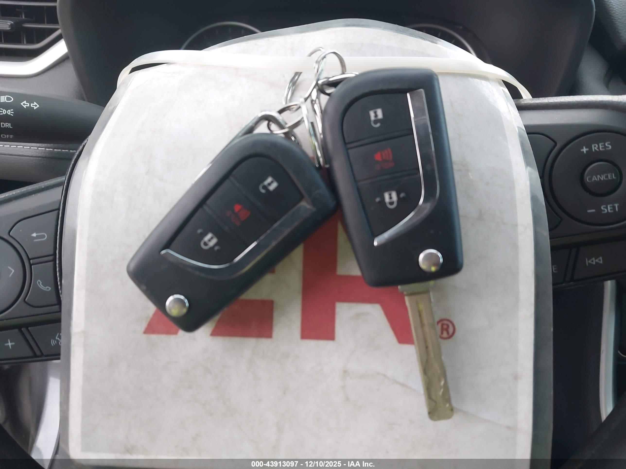 TOYOTA RAV4 image 11