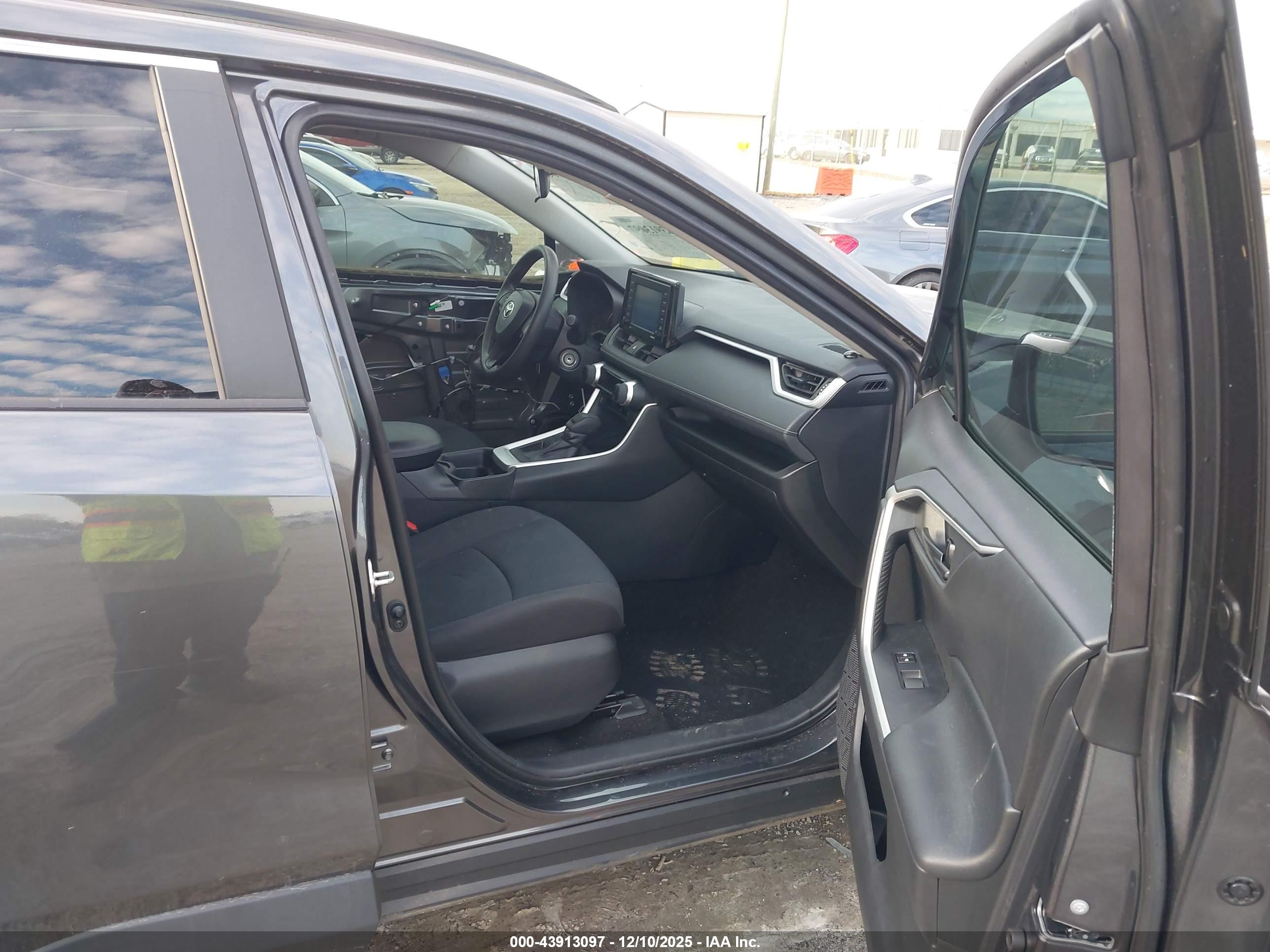 TOYOTA RAV4 image 5