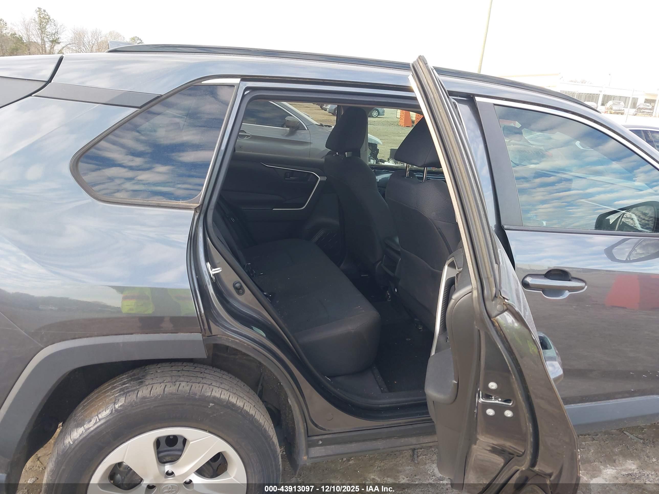 TOYOTA RAV4 image 8