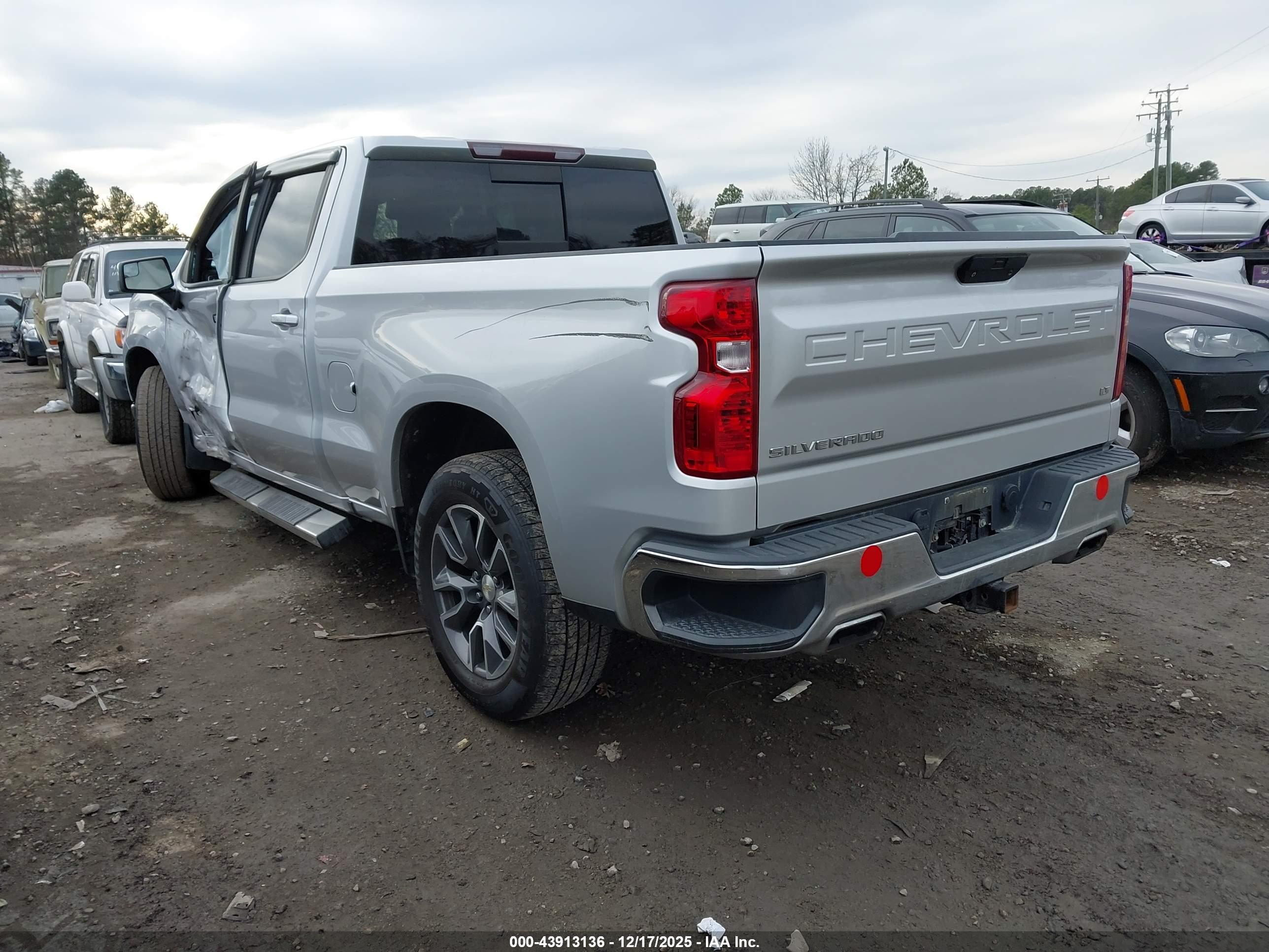 CHEVROLET SILVERADO image 3