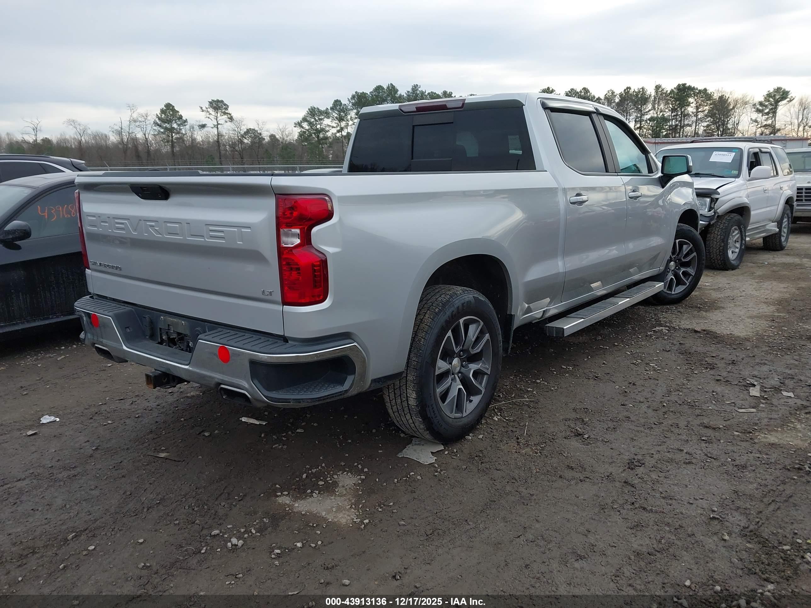 CHEVROLET SILVERADO image 4