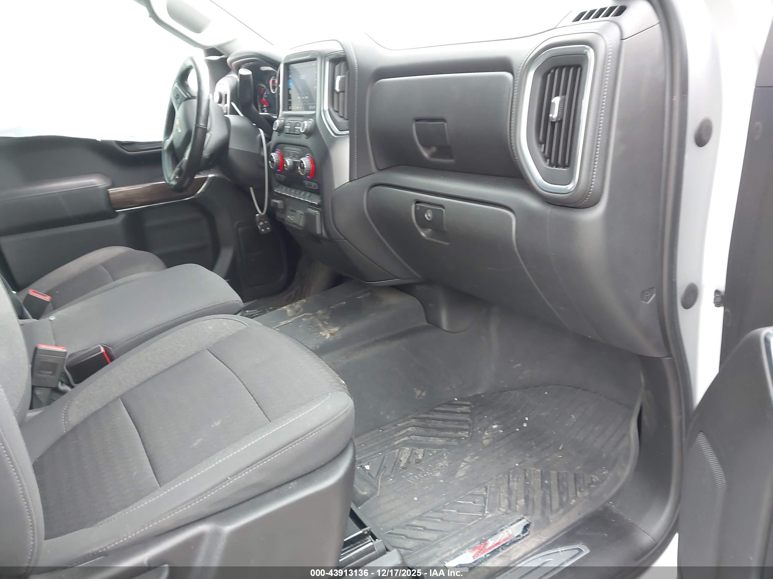 CHEVROLET SILVERADO image 5