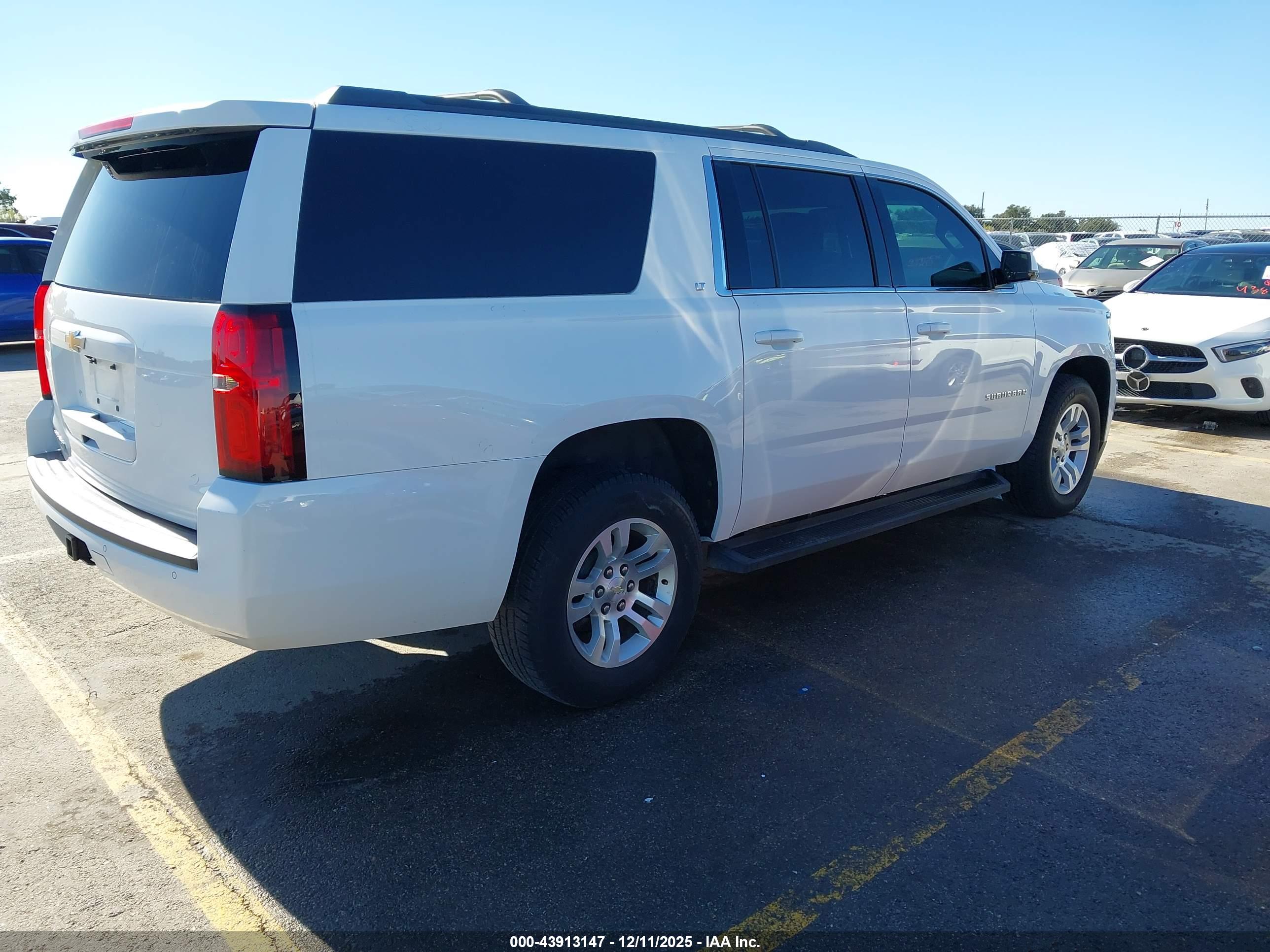 CHEVROLET SUBURBAN image 4