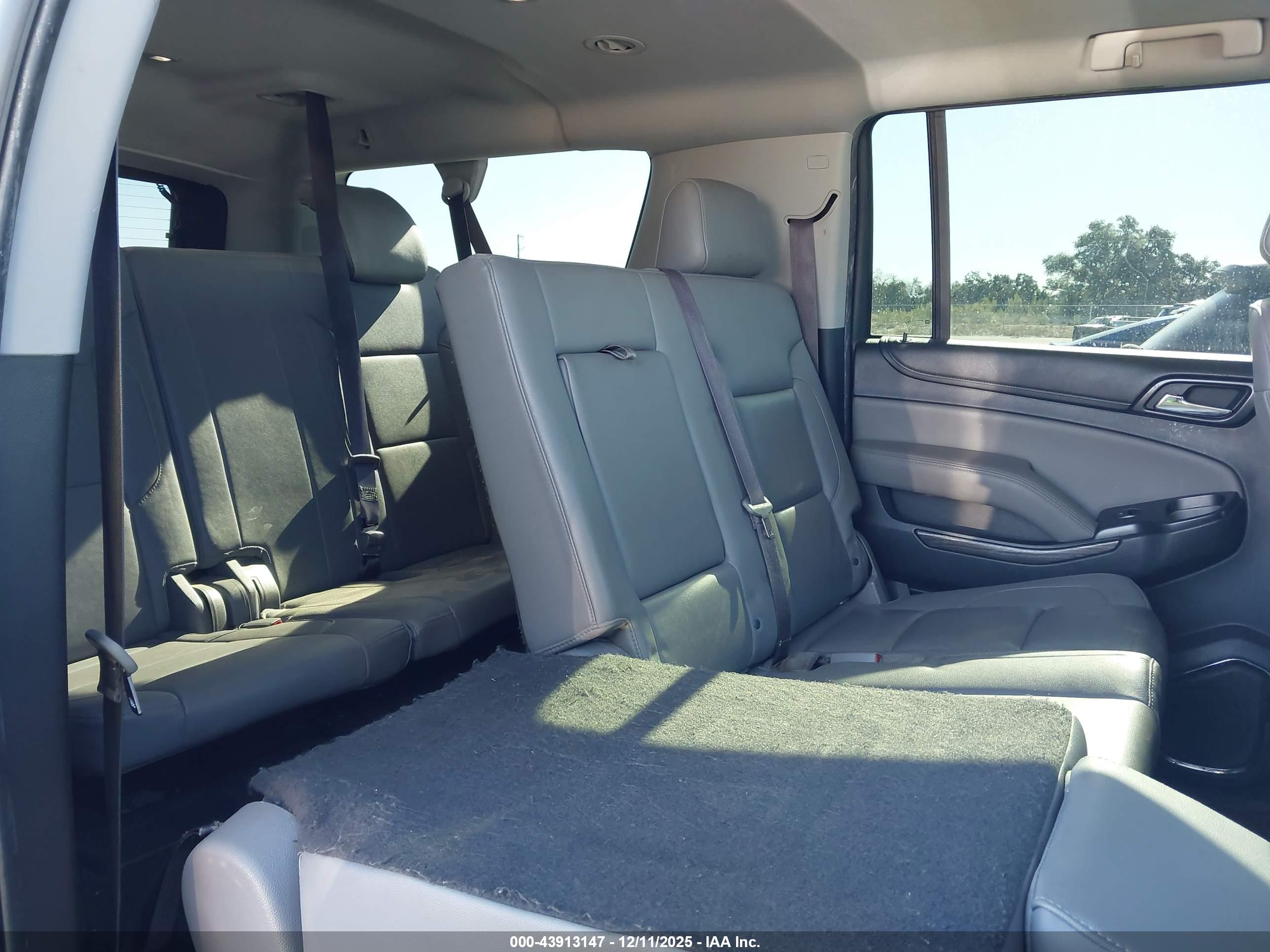 CHEVROLET SUBURBAN image 8