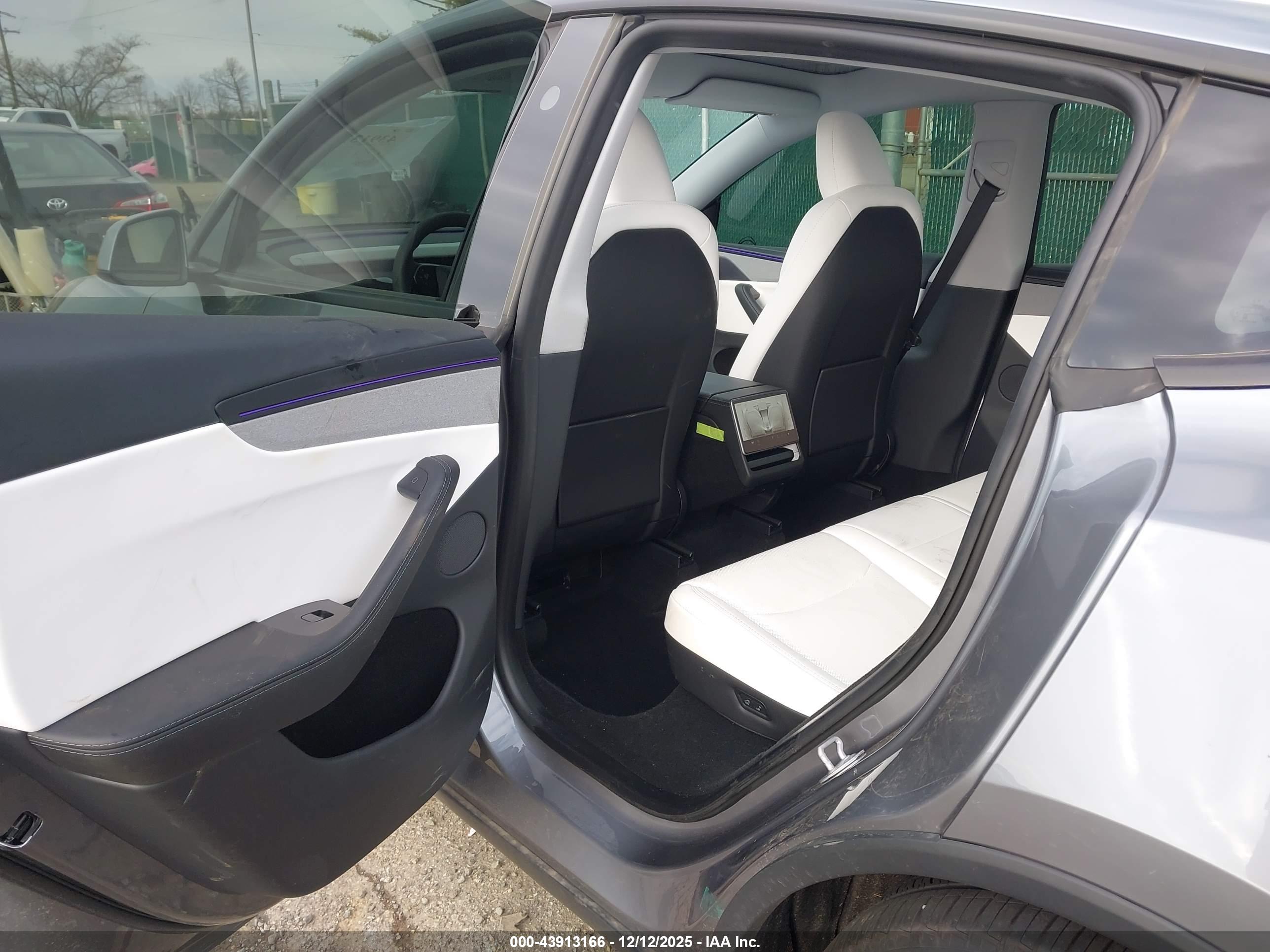 TESLA MODEL image 8