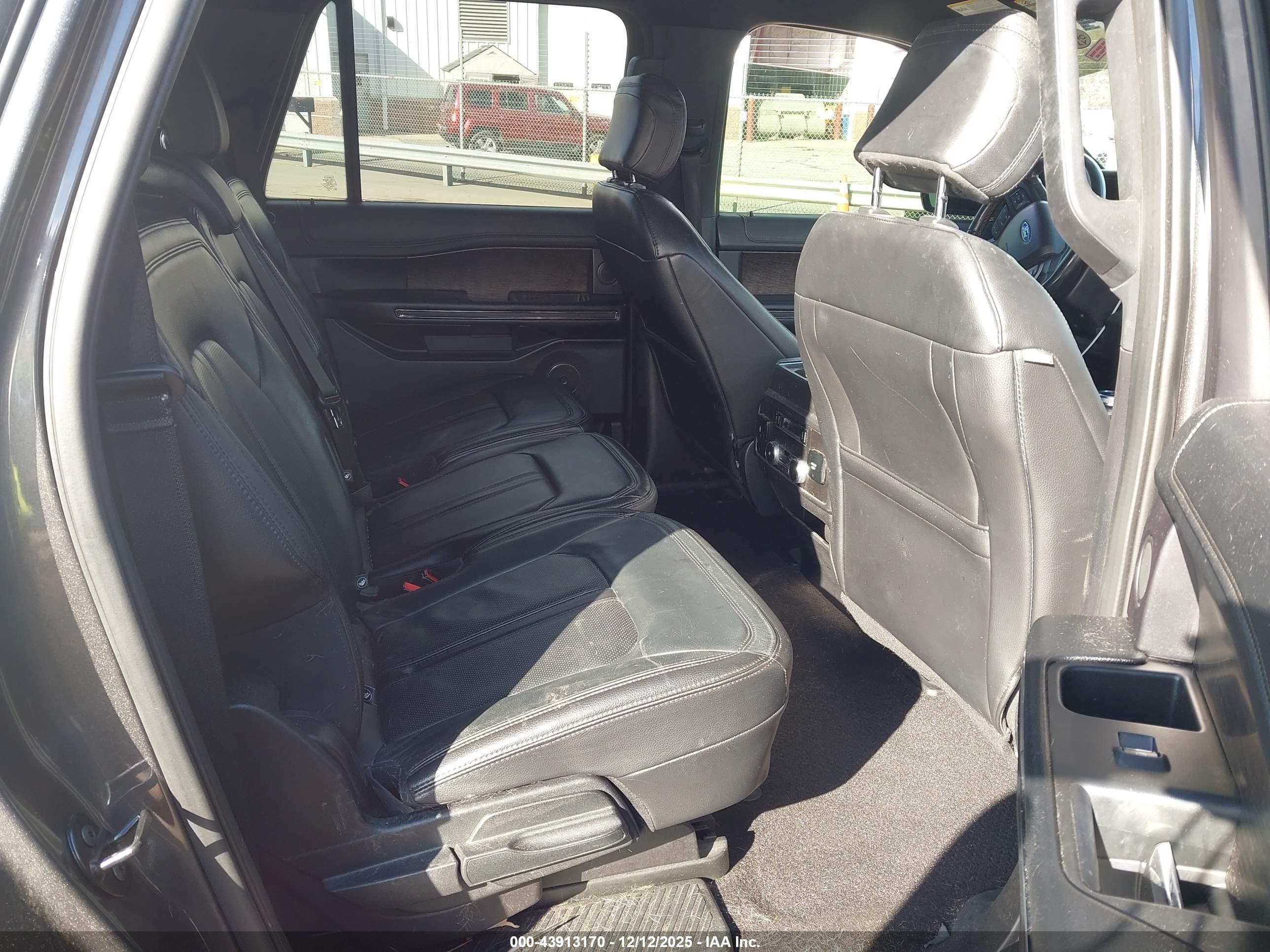 FORD EXPEDITION image 8