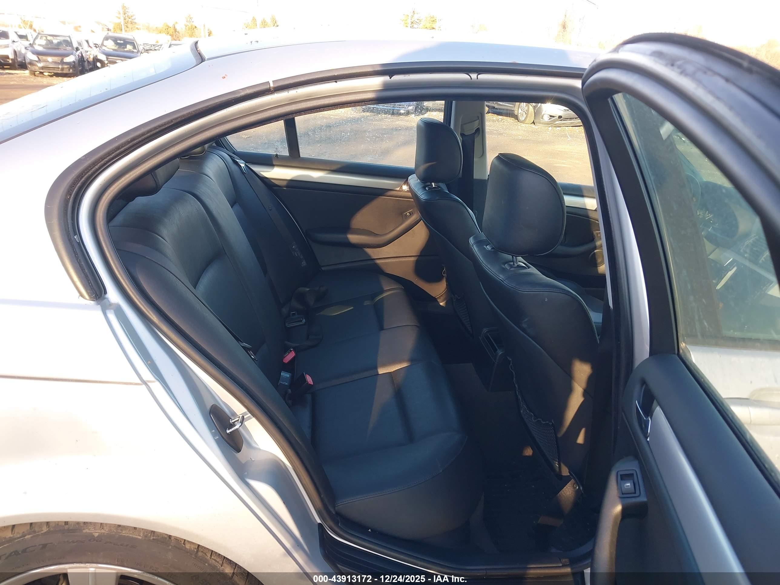 BMW 325I image 8