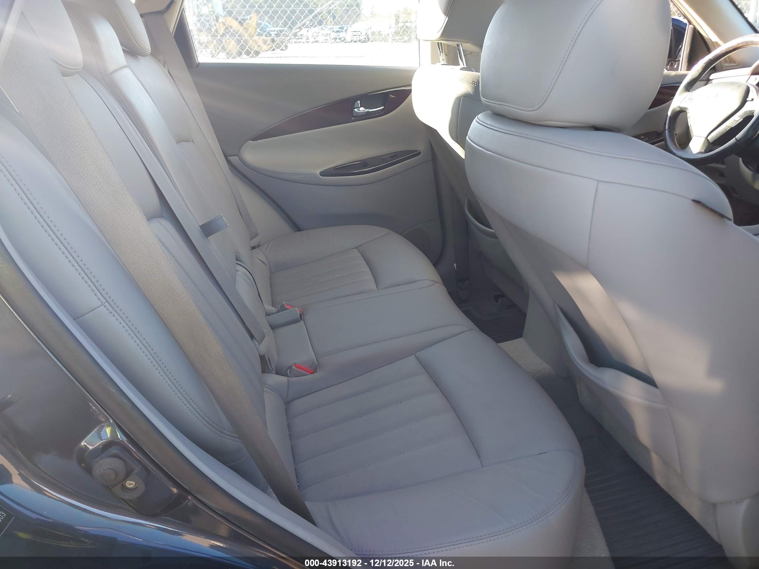 INFINITI EX35 image 8