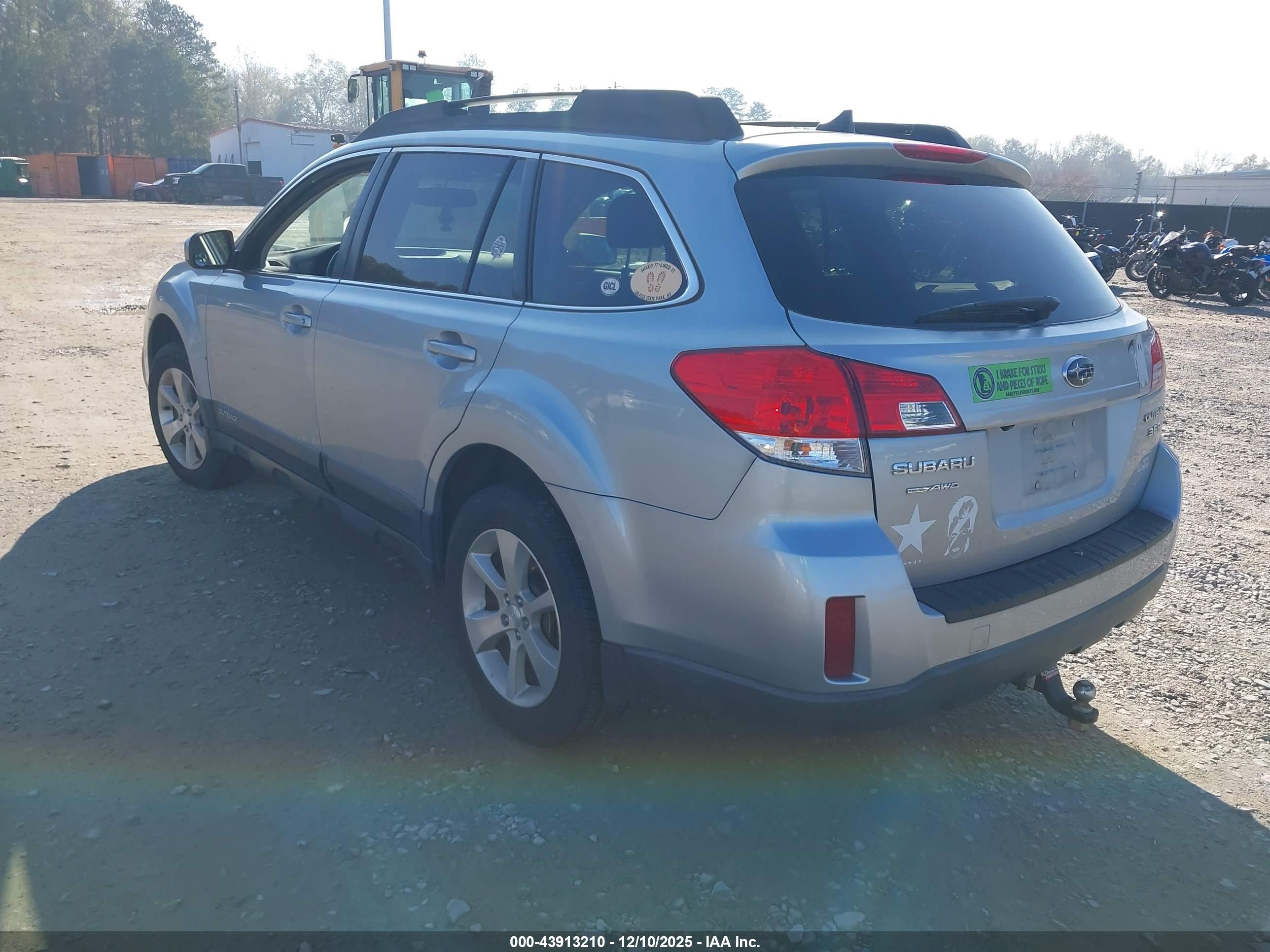 SUBARU OUTBACK image 3