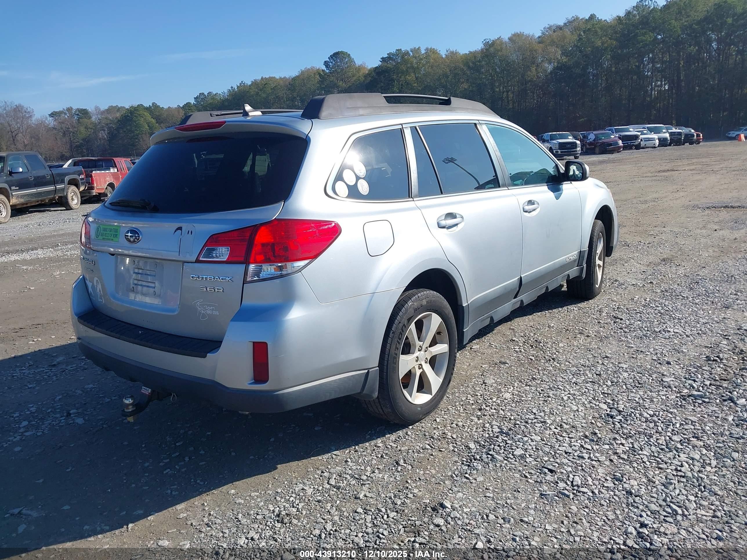 SUBARU OUTBACK image 4