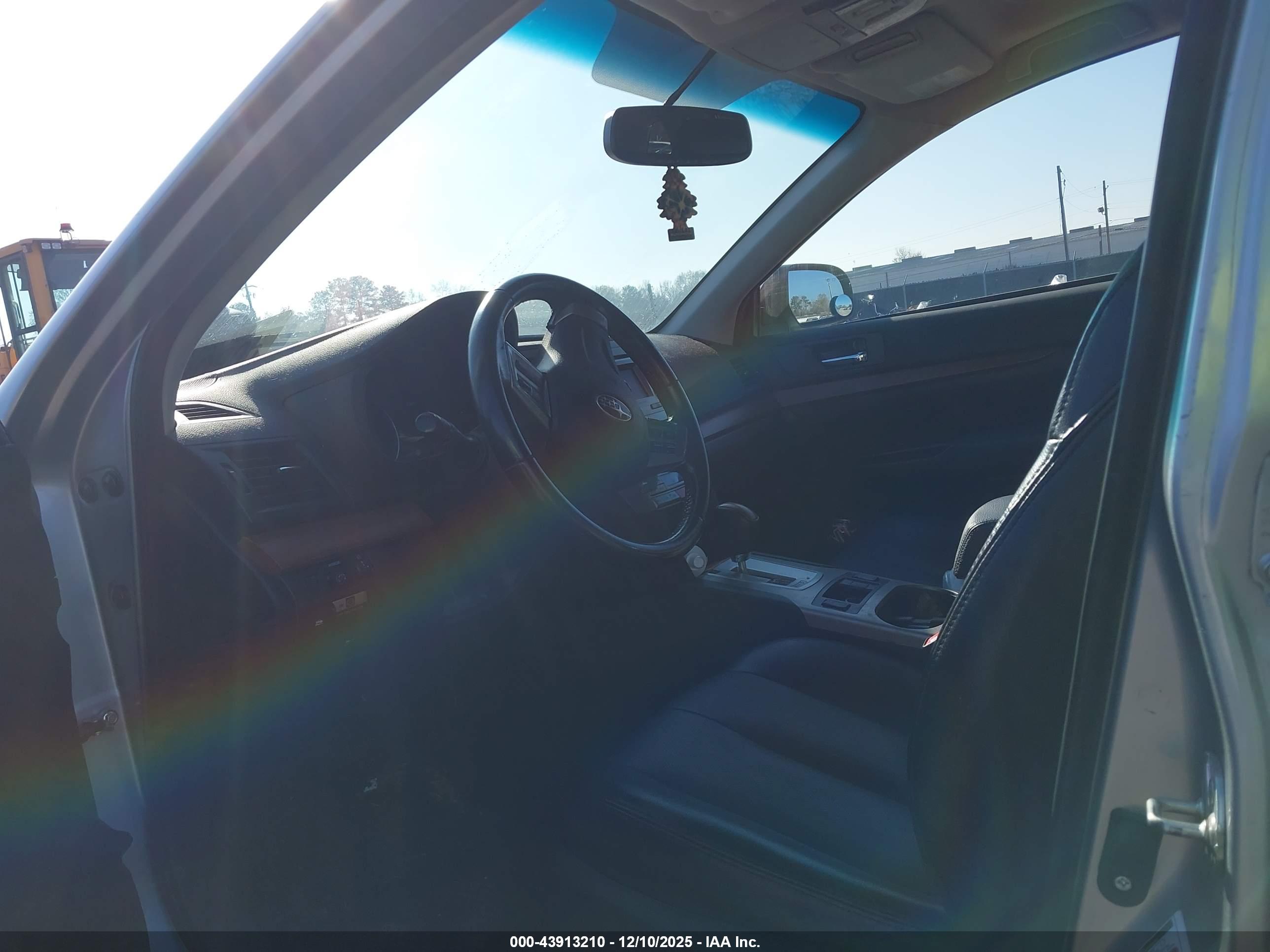 SUBARU OUTBACK image 5