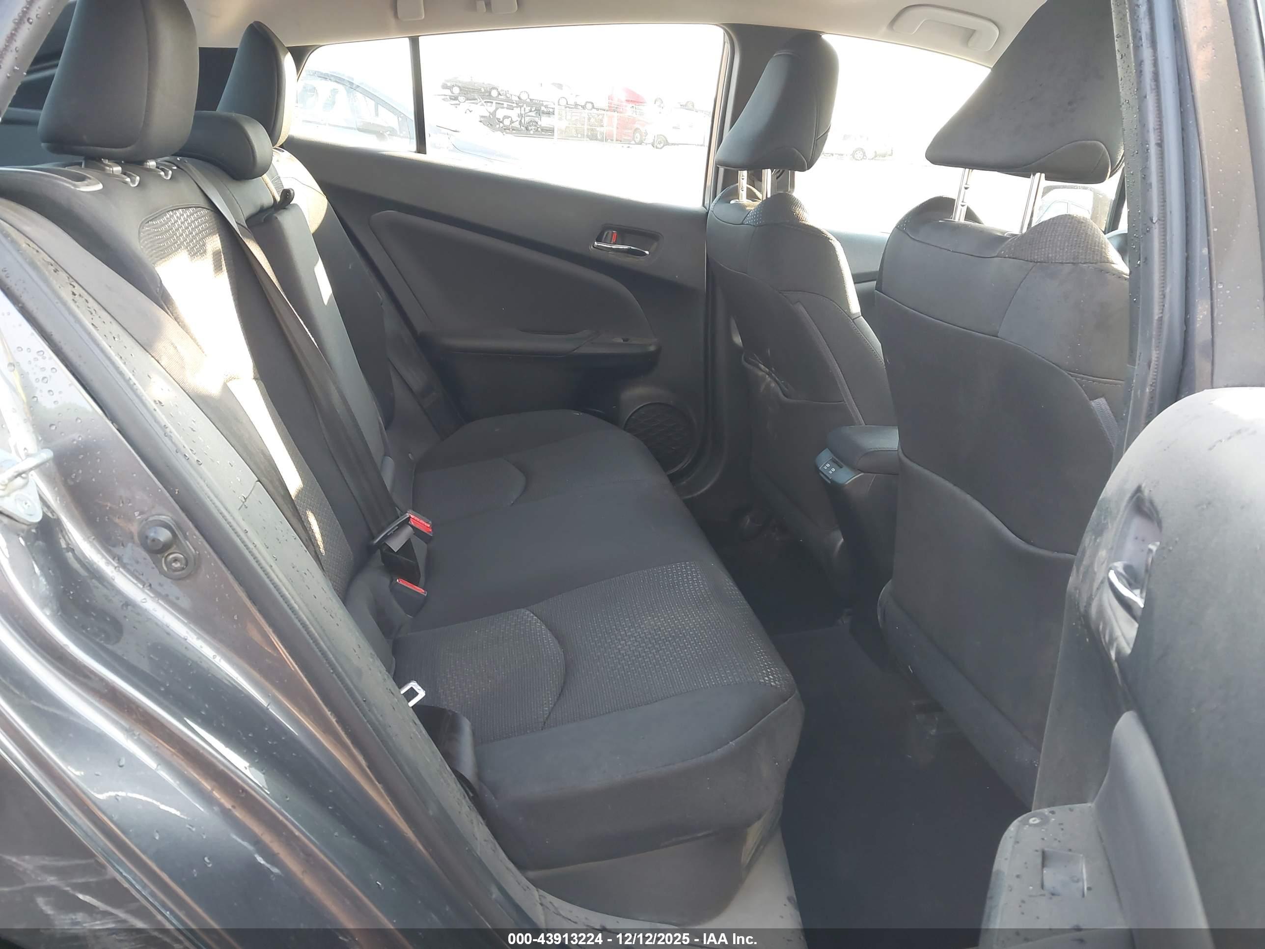 TOYOTA PRIUS image 8
