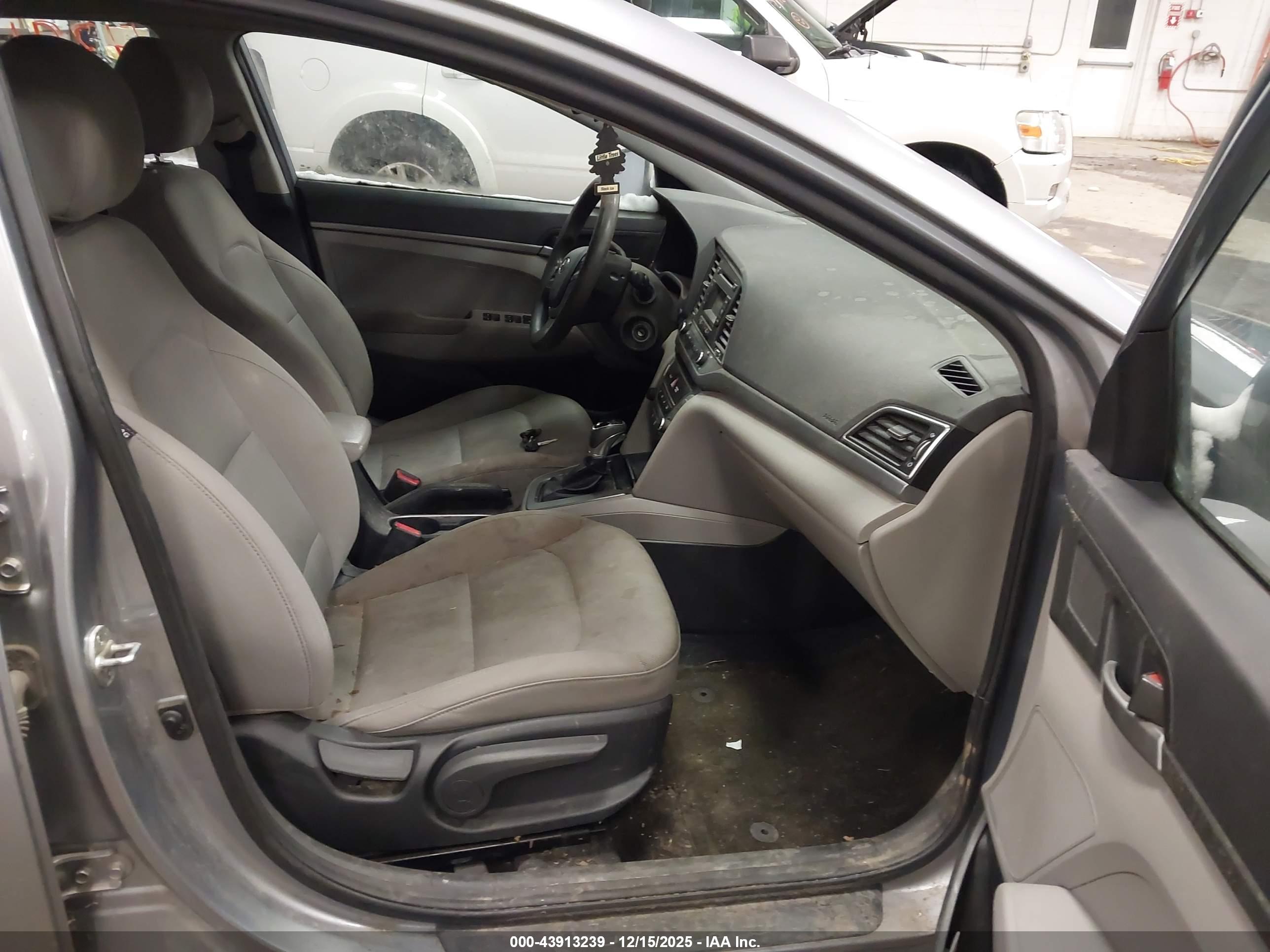HYUNDAI ELANTRA image 5