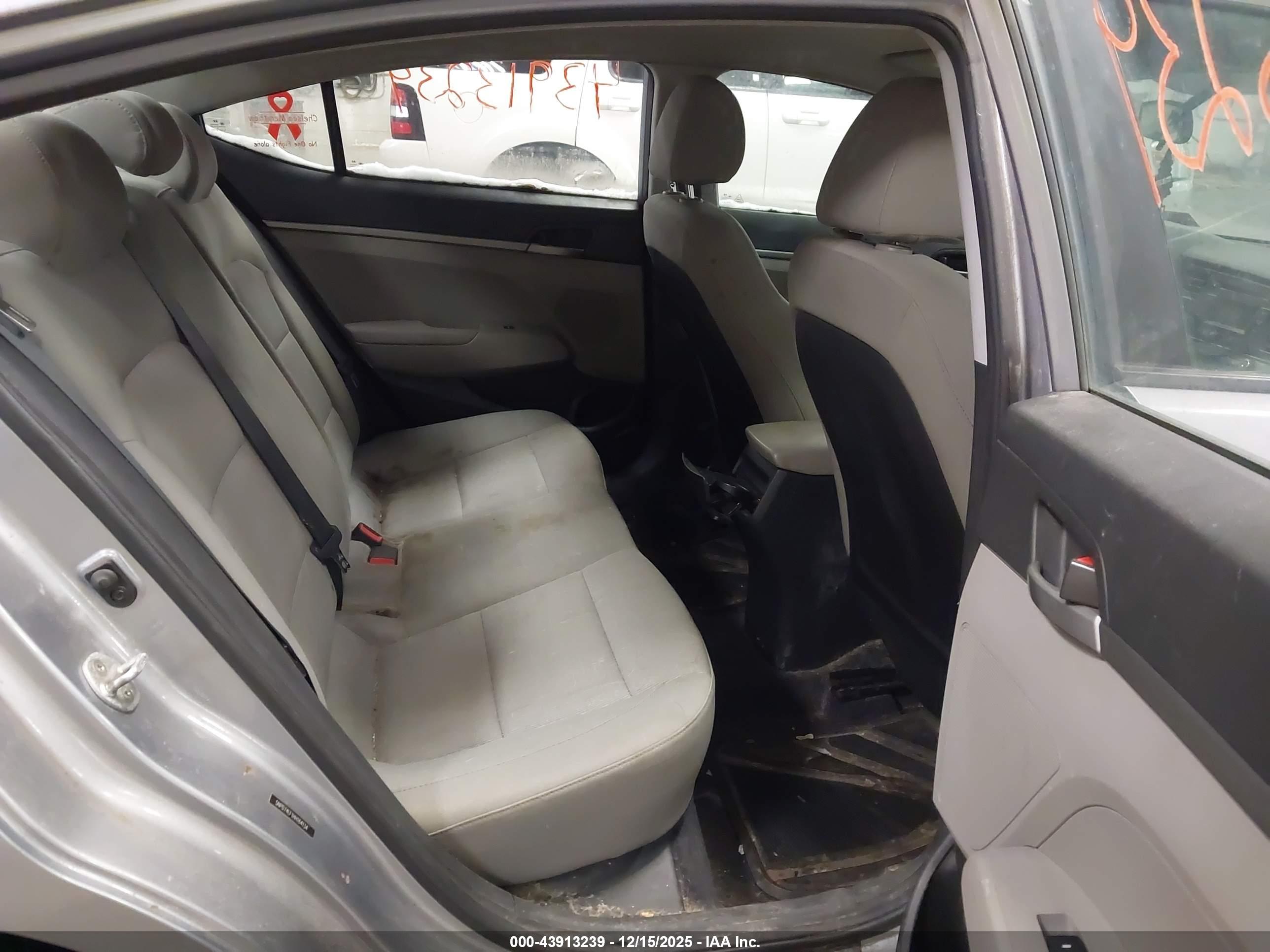HYUNDAI ELANTRA image 8