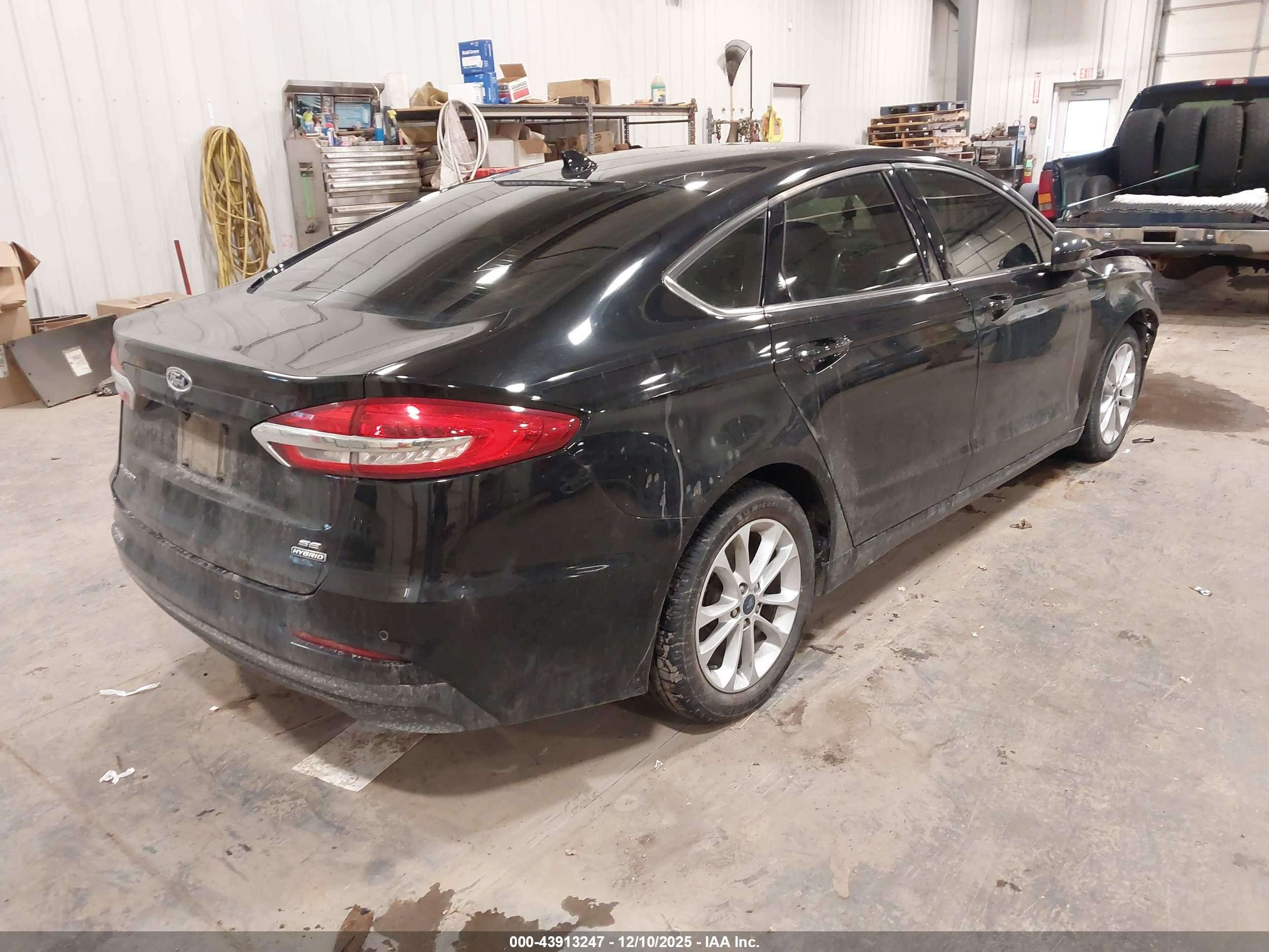 FORD FUSION image 4
