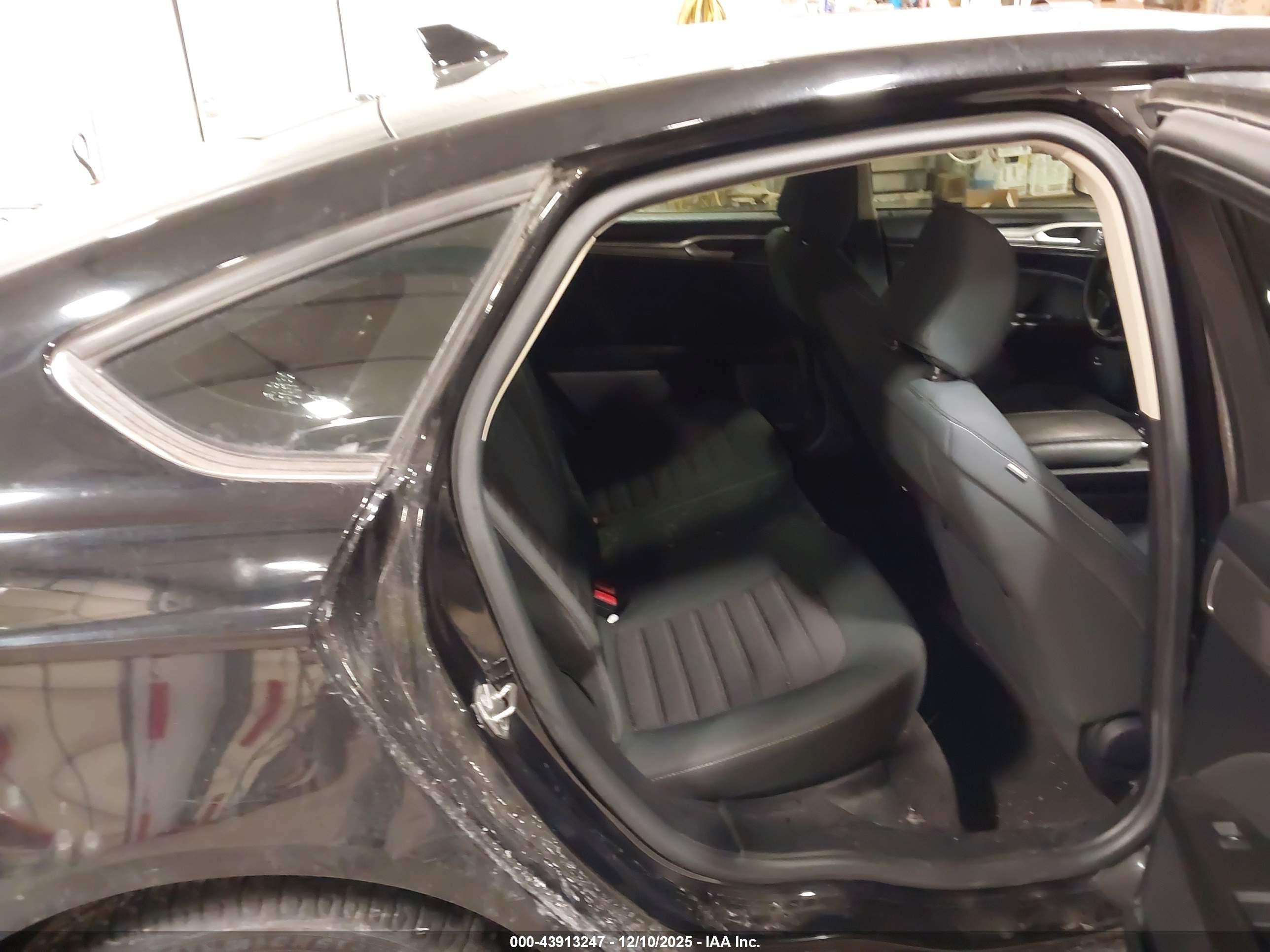 FORD FUSION image 8