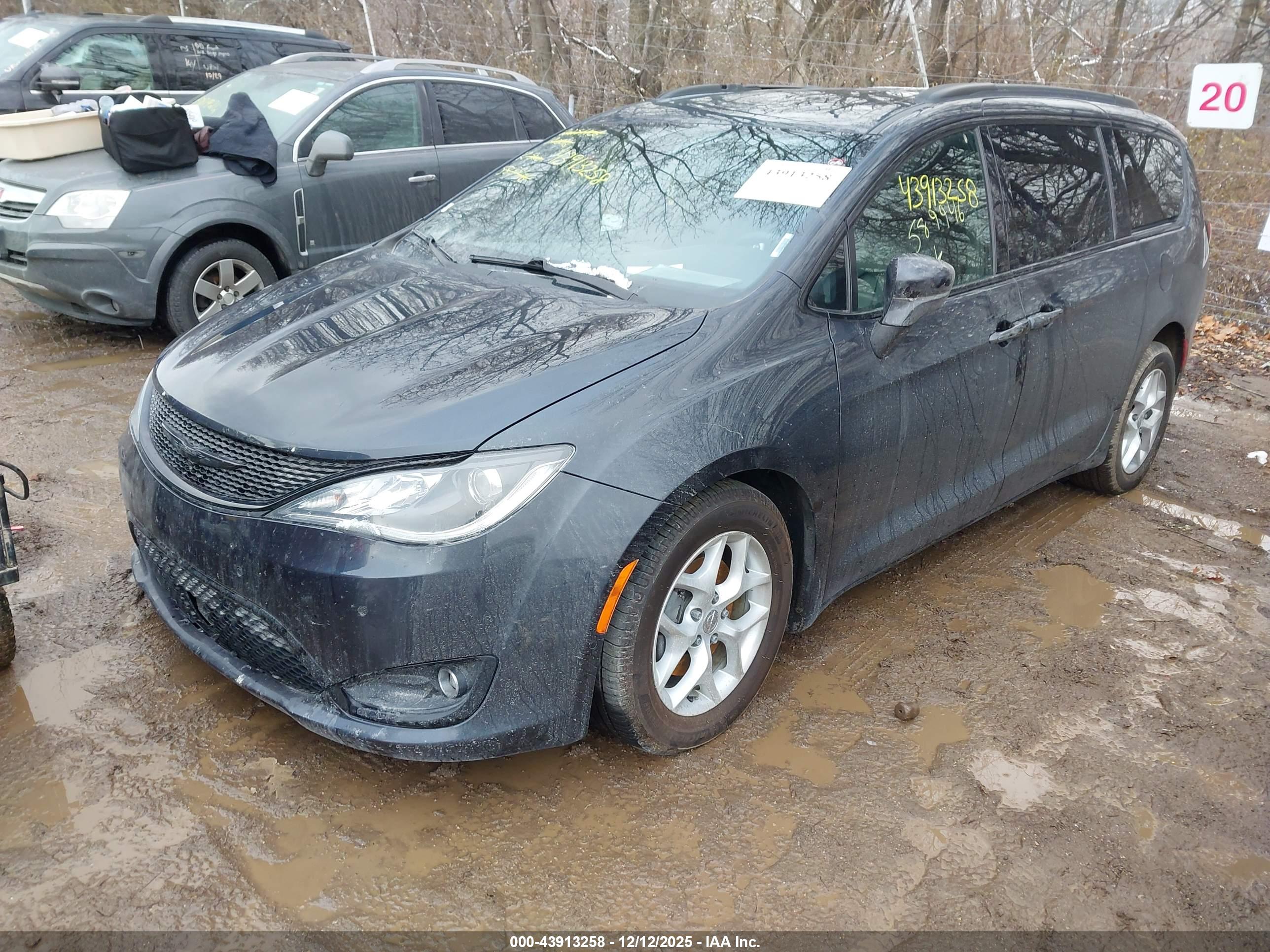 CHRYSLER PACIFICA image 2