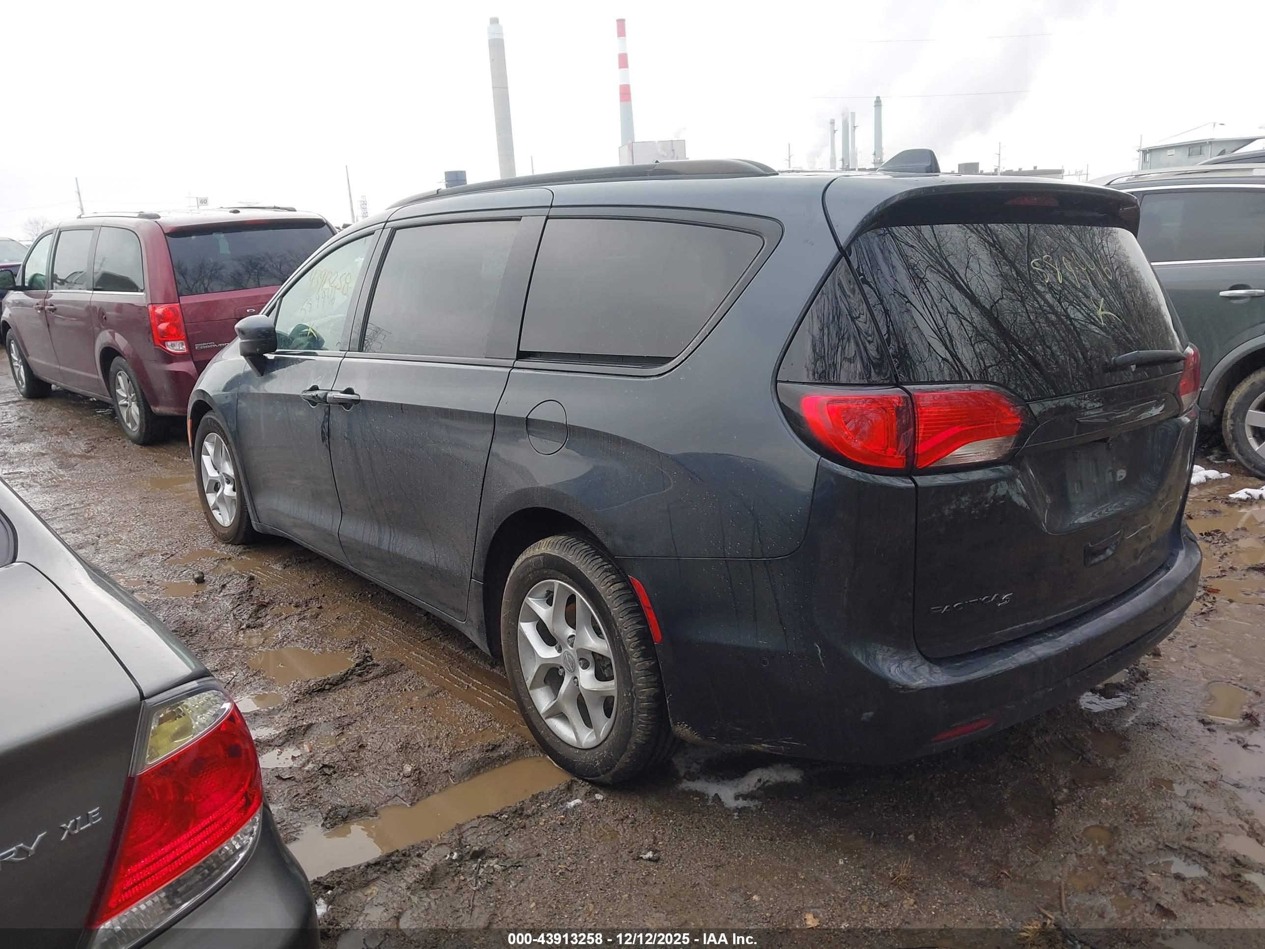 CHRYSLER PACIFICA image 3