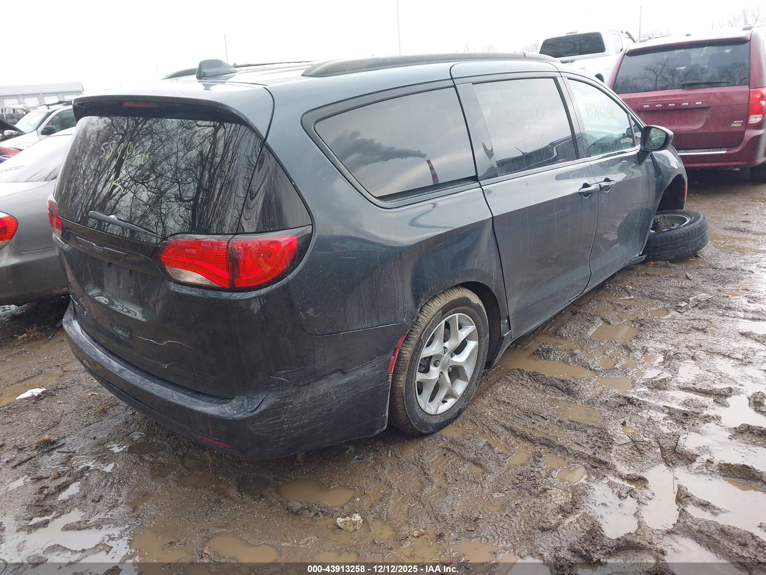 CHRYSLER PACIFICA image 4