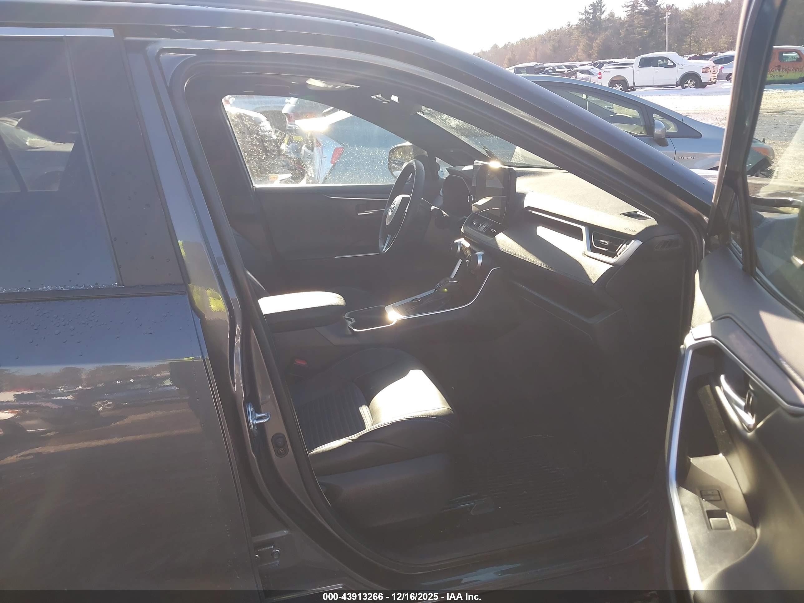 TOYOTA RAV4 image 5