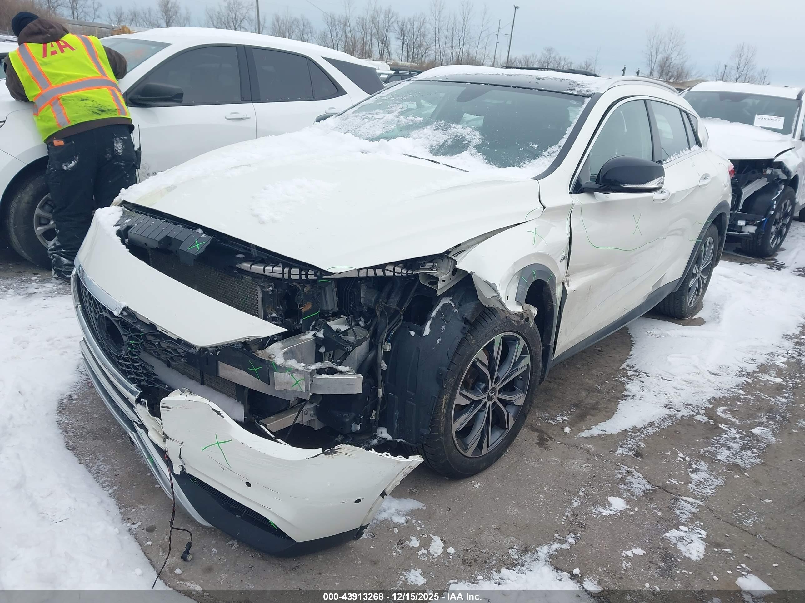INFINITI QX30 image 2